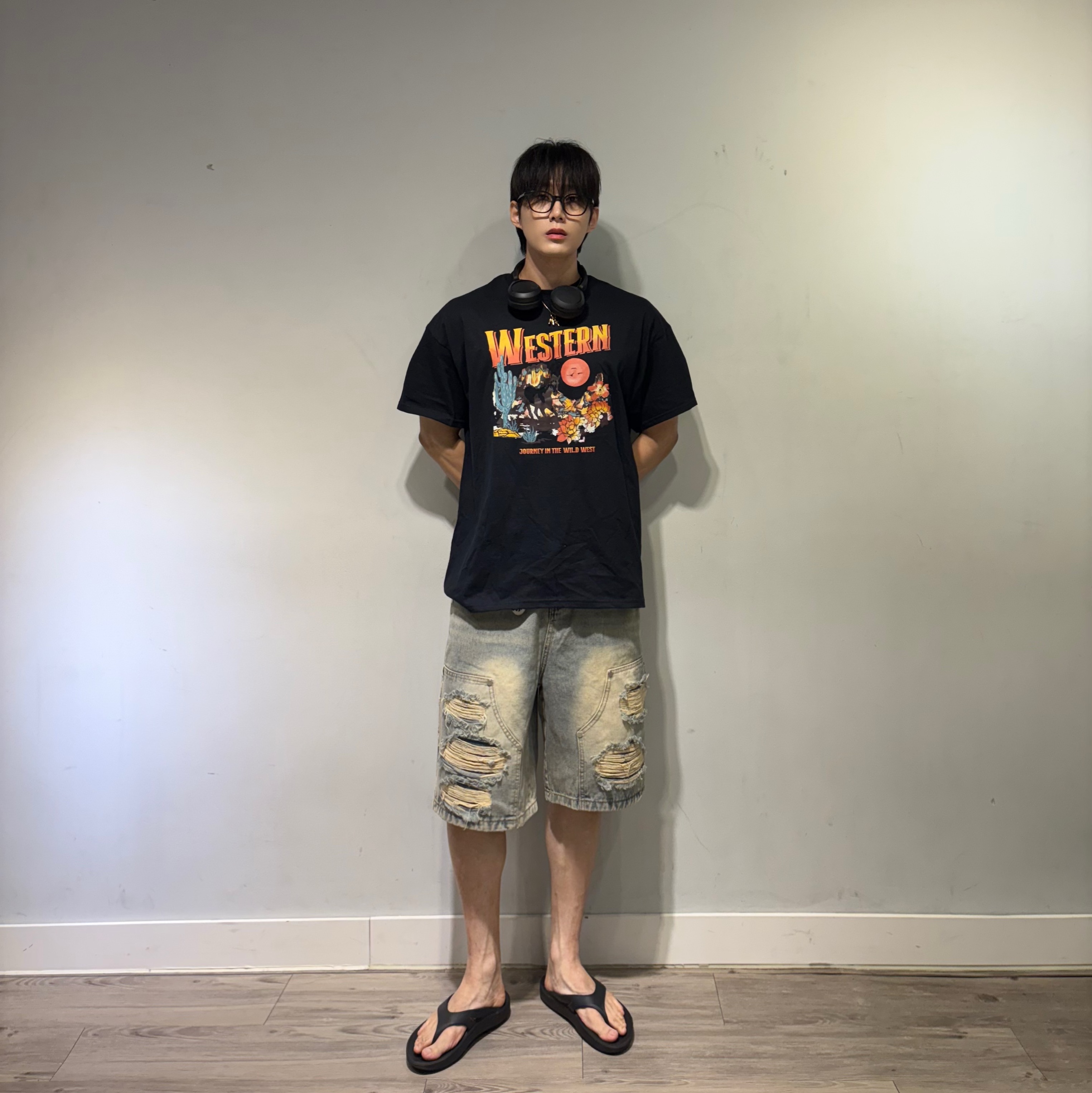 Gildan X American Collection Western T-Shirt Black 착용 스타일 - 5