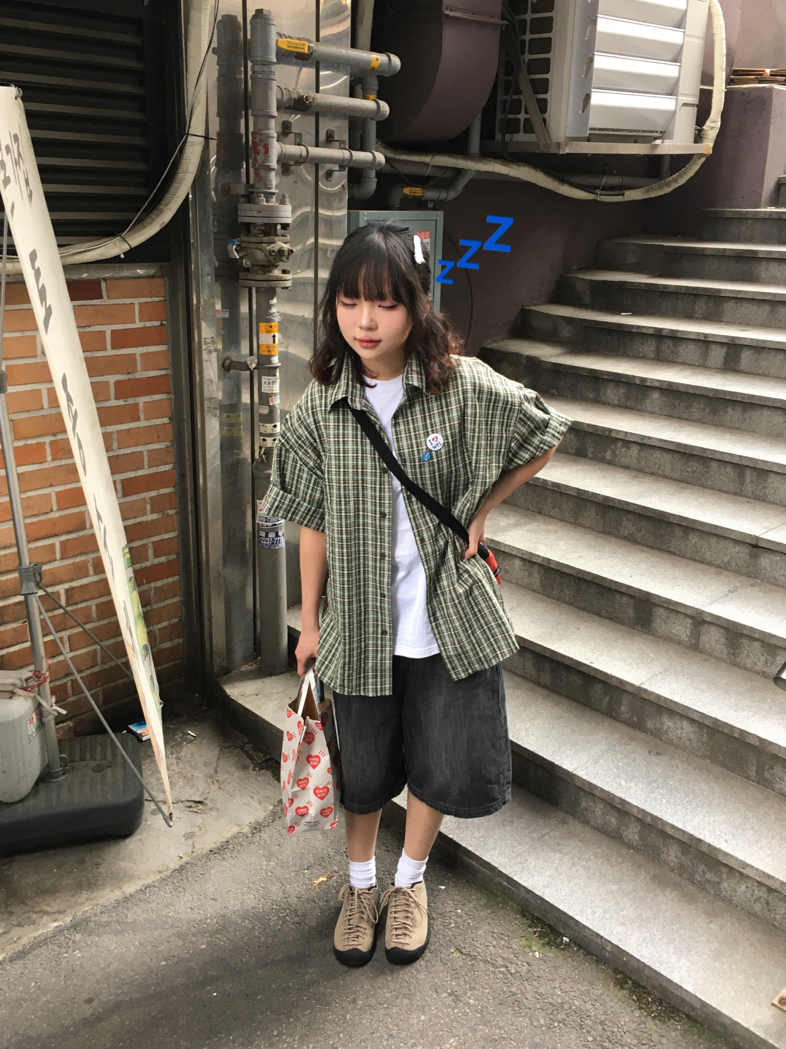 (W) Keen Jasper Suede Sneakers Silver Mink, (W) Mischief Denim Bermuda Pants Faded Black 착용 스타일 - 1