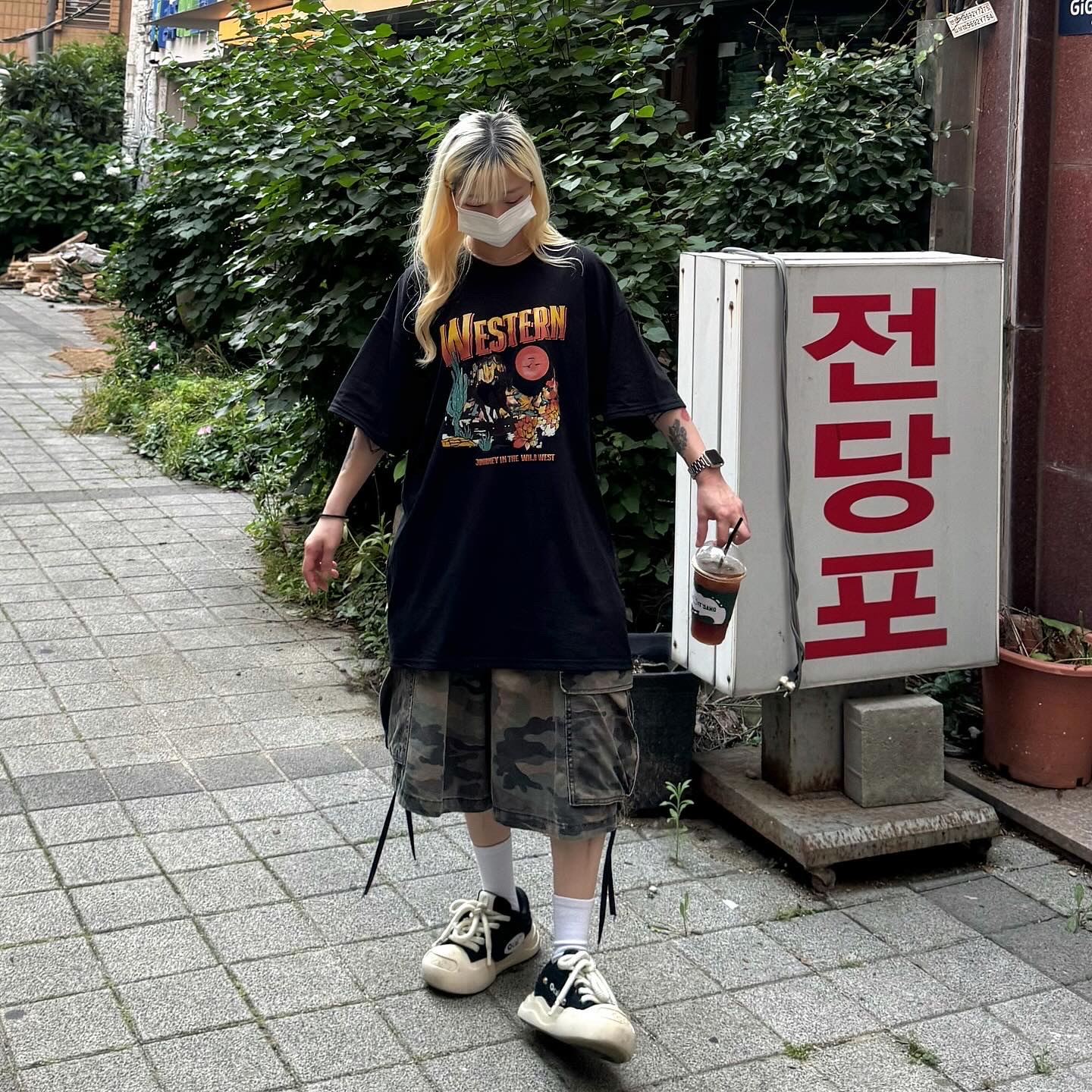 Gildan X American Collection Western T-Shirt Black 착용 스타일 - 3