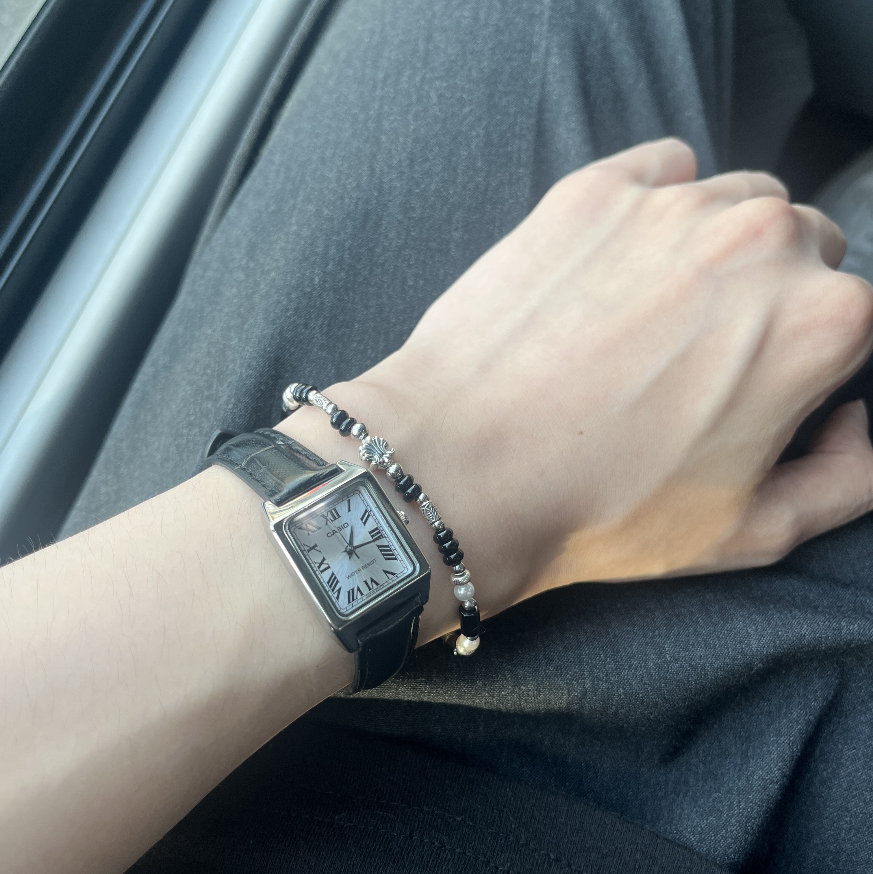 [KREAM 단독] Scudo Shell Black Pearl Beads Bracelet, Casio LTP-V007L-7B1 착용 스타일