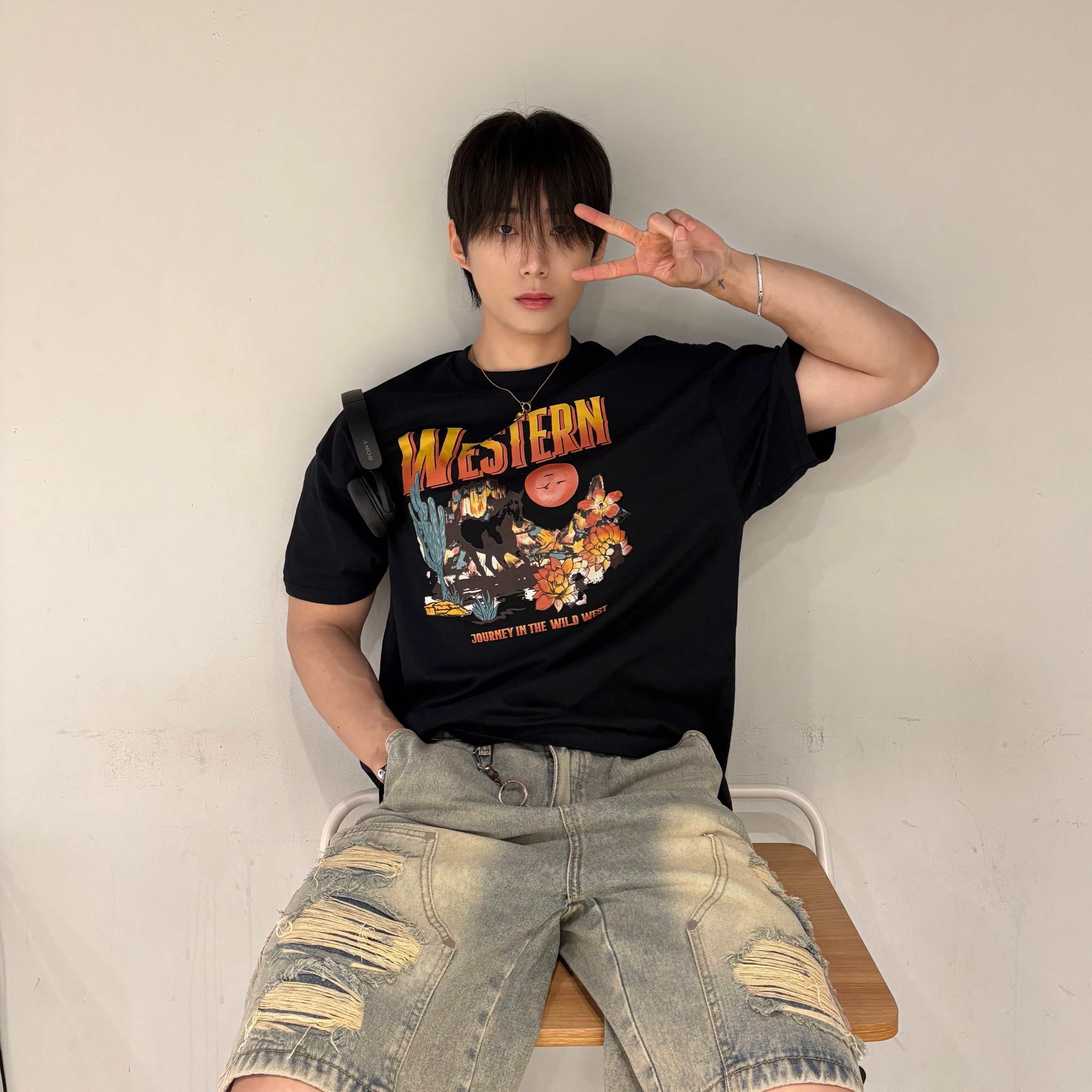 Gildan X American Collection Western T-Shirt Black 착용 스타일 - 4
