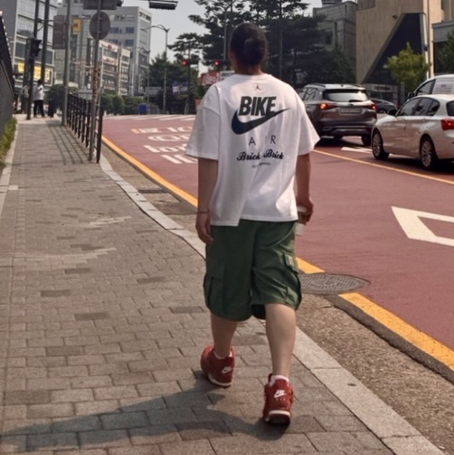 Jordan 4 x Nigel Sylvester Retro OG SP Brick by Brick, Jordan x Nigel Sylvester T-Shirt White (HQ1736-100) 착용 스타일 - 2
