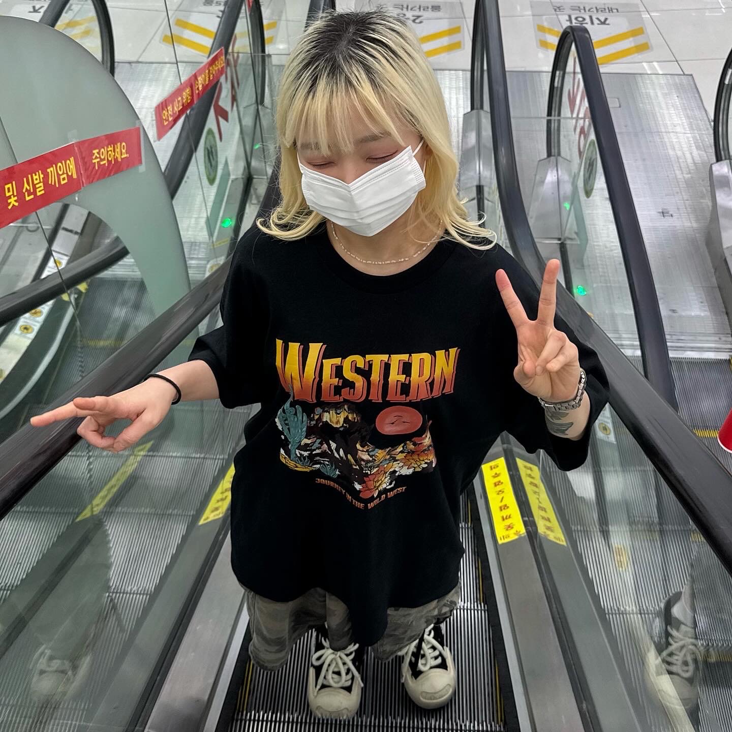 Gildan X American Collection Western T-Shirt Black 착용 스타일 - 6
