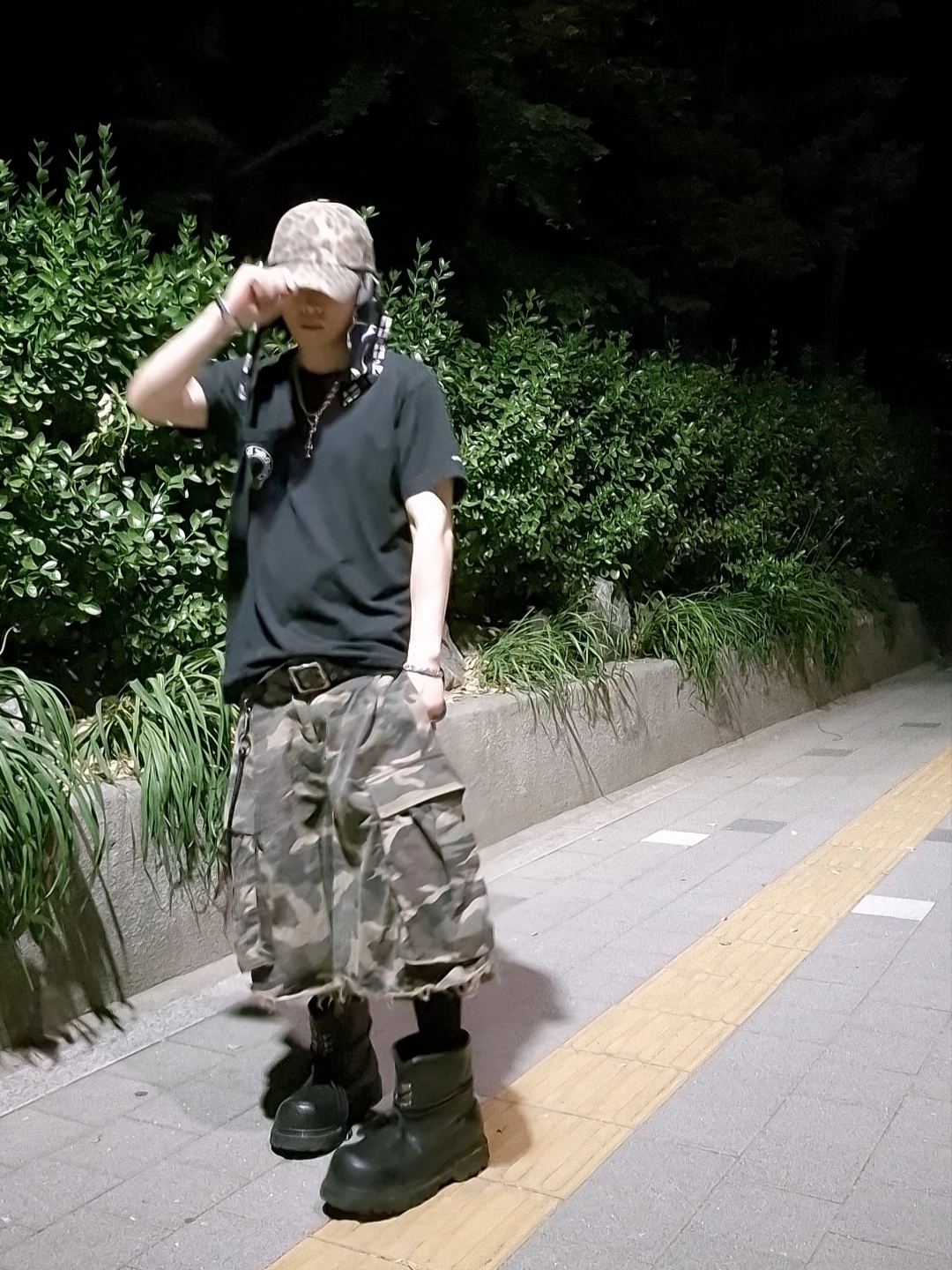 Undermycar Mu.47 Anti Fxxking Logo Play Big Cargo Camo Shorts Camo Mocha 착용 스타일 - 1