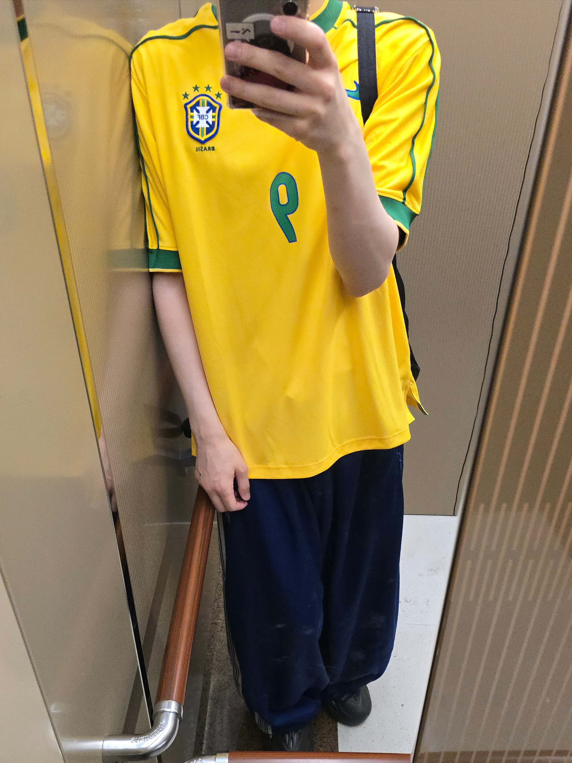 Nike Brazil 1998 Reissue Soccer Replica Jersey Varsity Maize Ronaldo (Marking Ver.) 착용 스타일