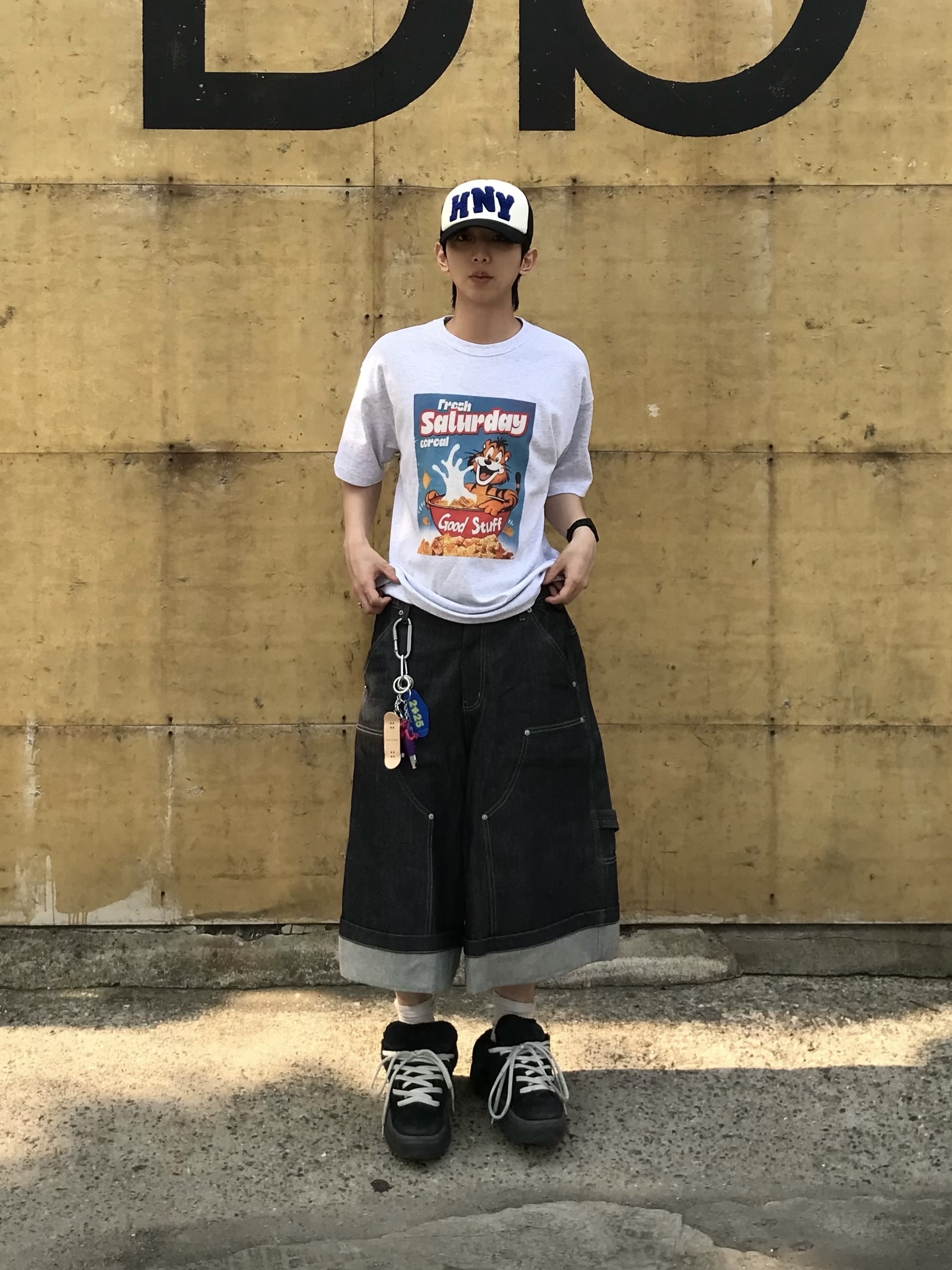 Honey Scoop House HNY Logo Trucker Cap Black, STU Cereal T-shirt Melange Grey 착용 스타일 - 5