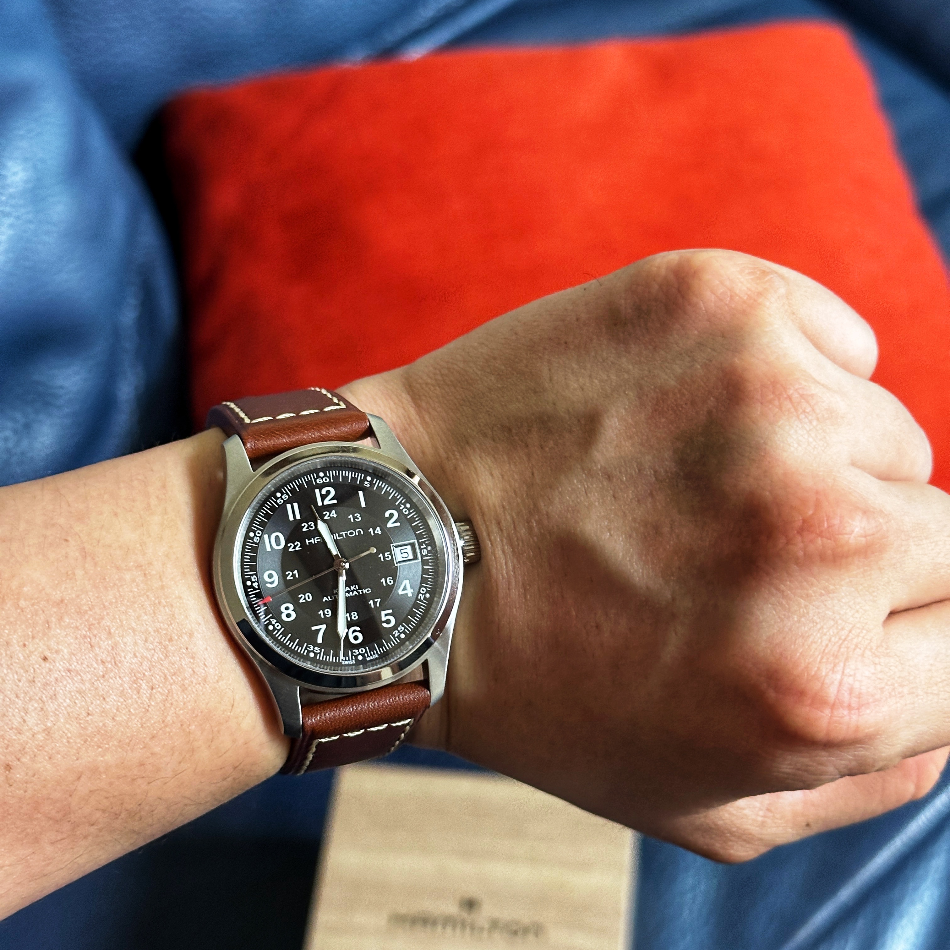 Hamilton Khaki Field Auto 38mm Cow Leather Brown Black 착용 스타일 - 3