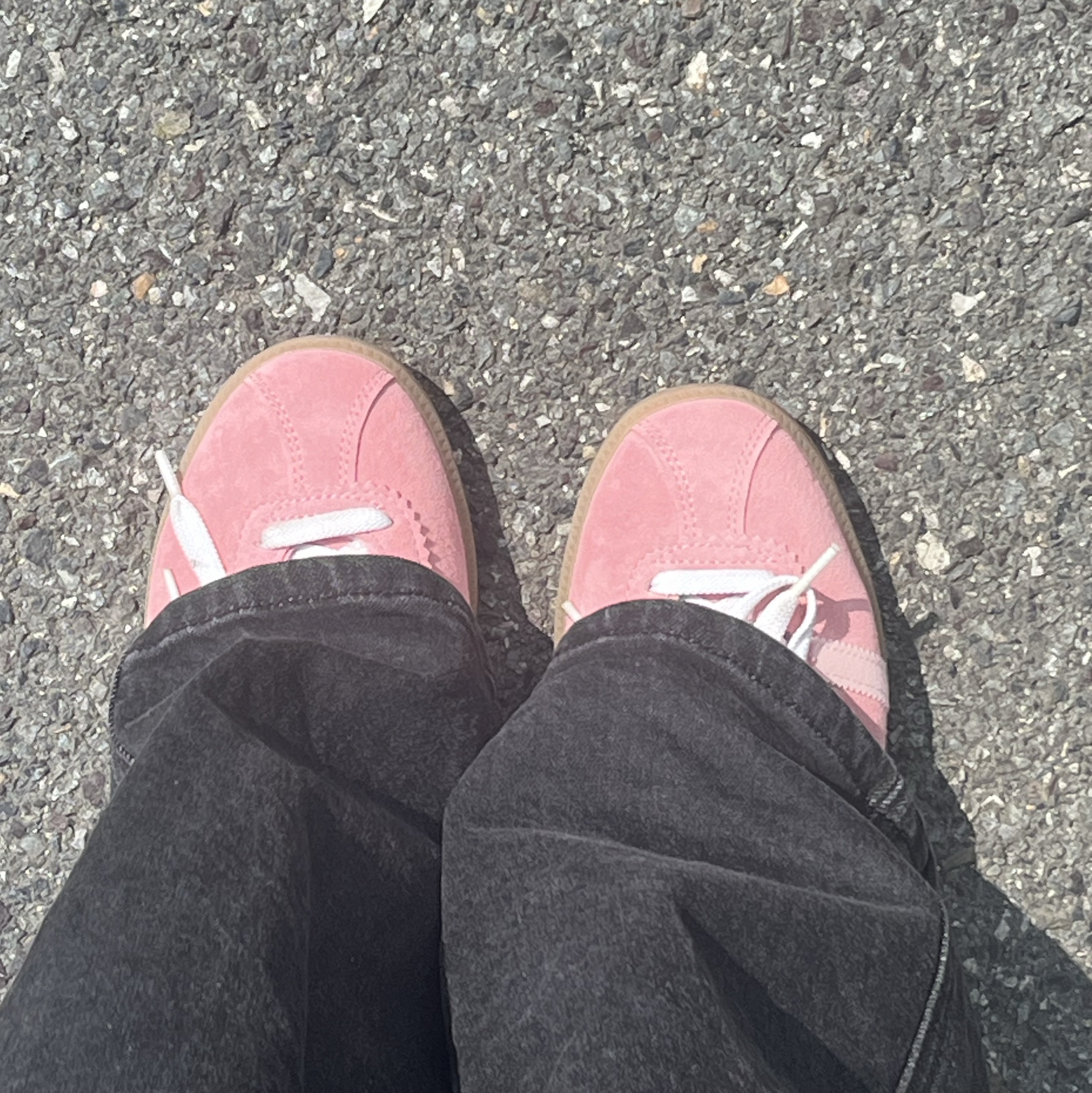 Adidas Bermuda Glow Pink 착용 스타일 - 3
