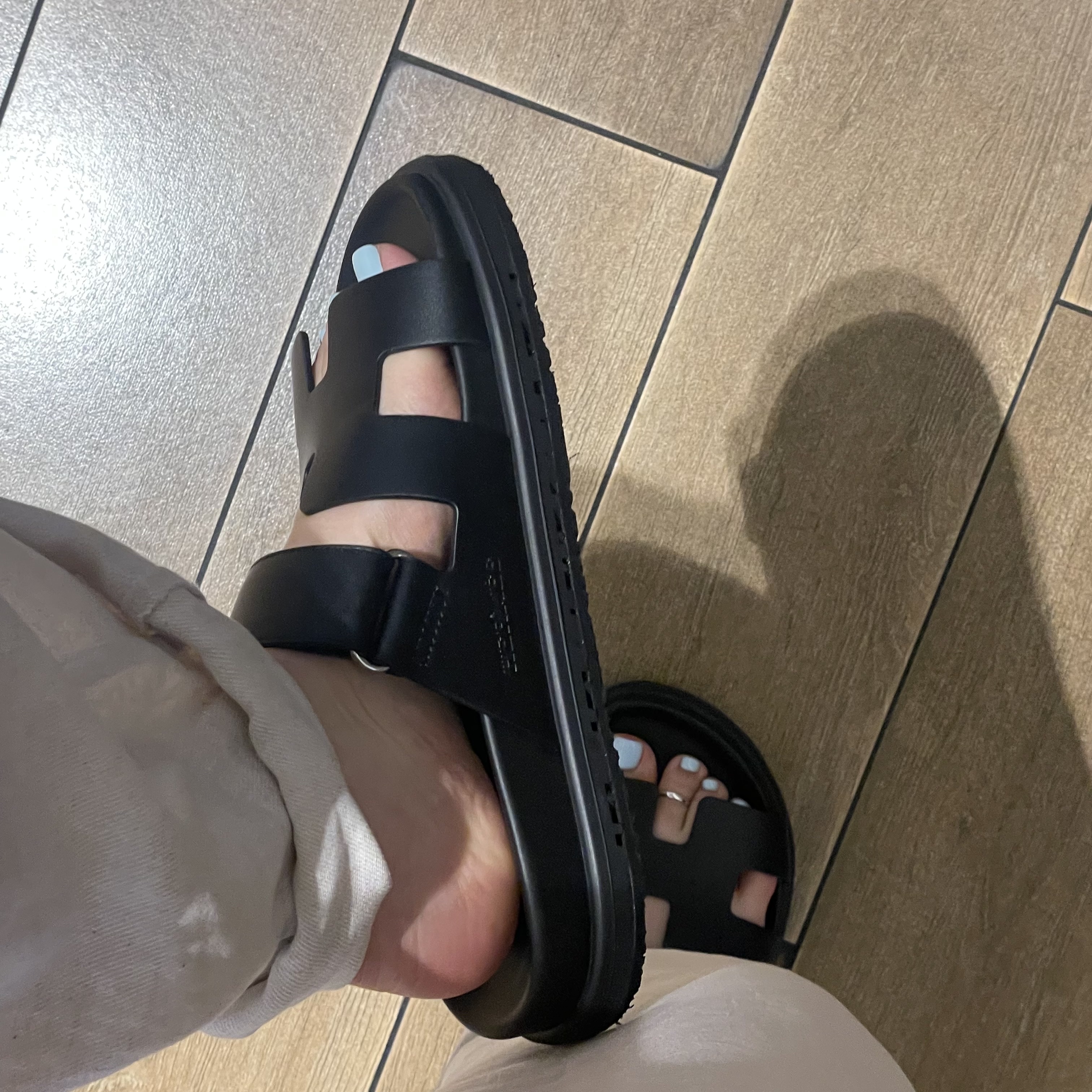 (W) Hermes Chypre Sandal Calfskin & Noir 착용 스타일 - 3