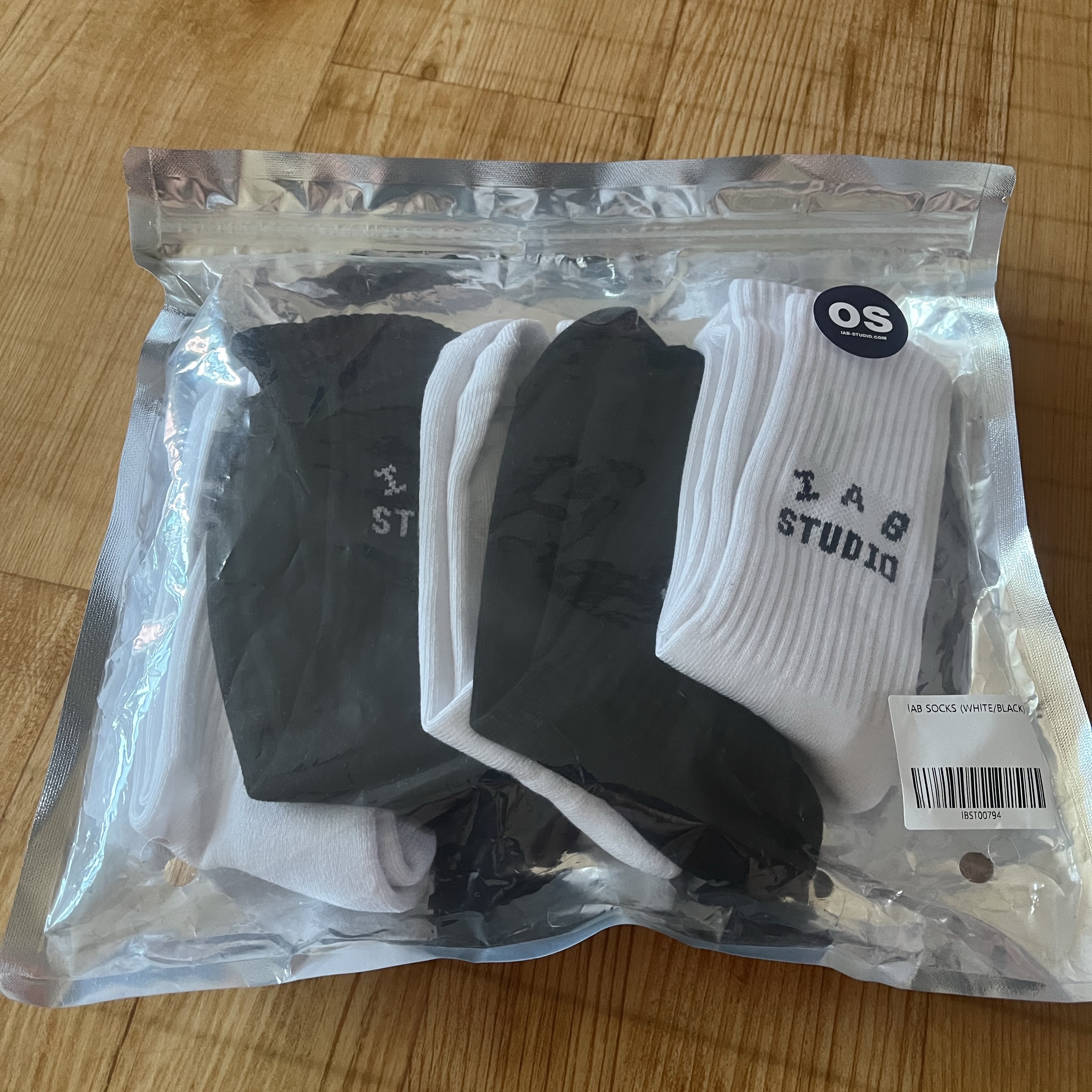 IAB Studio Socks White Black (5 Pack) 착용 스타일