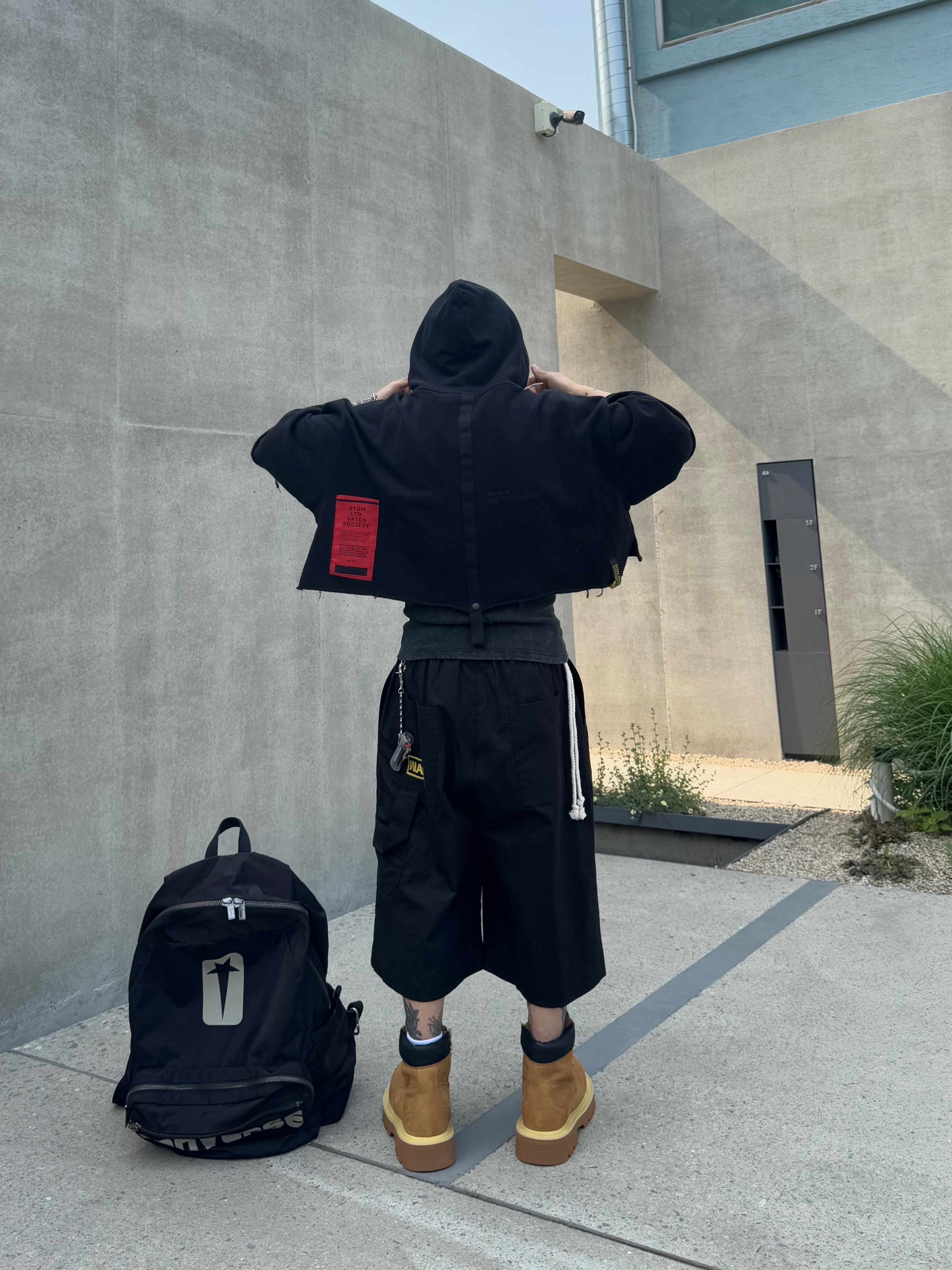Converse x Drkshdw Oversized Backpack Black 착용 스타일 - 3