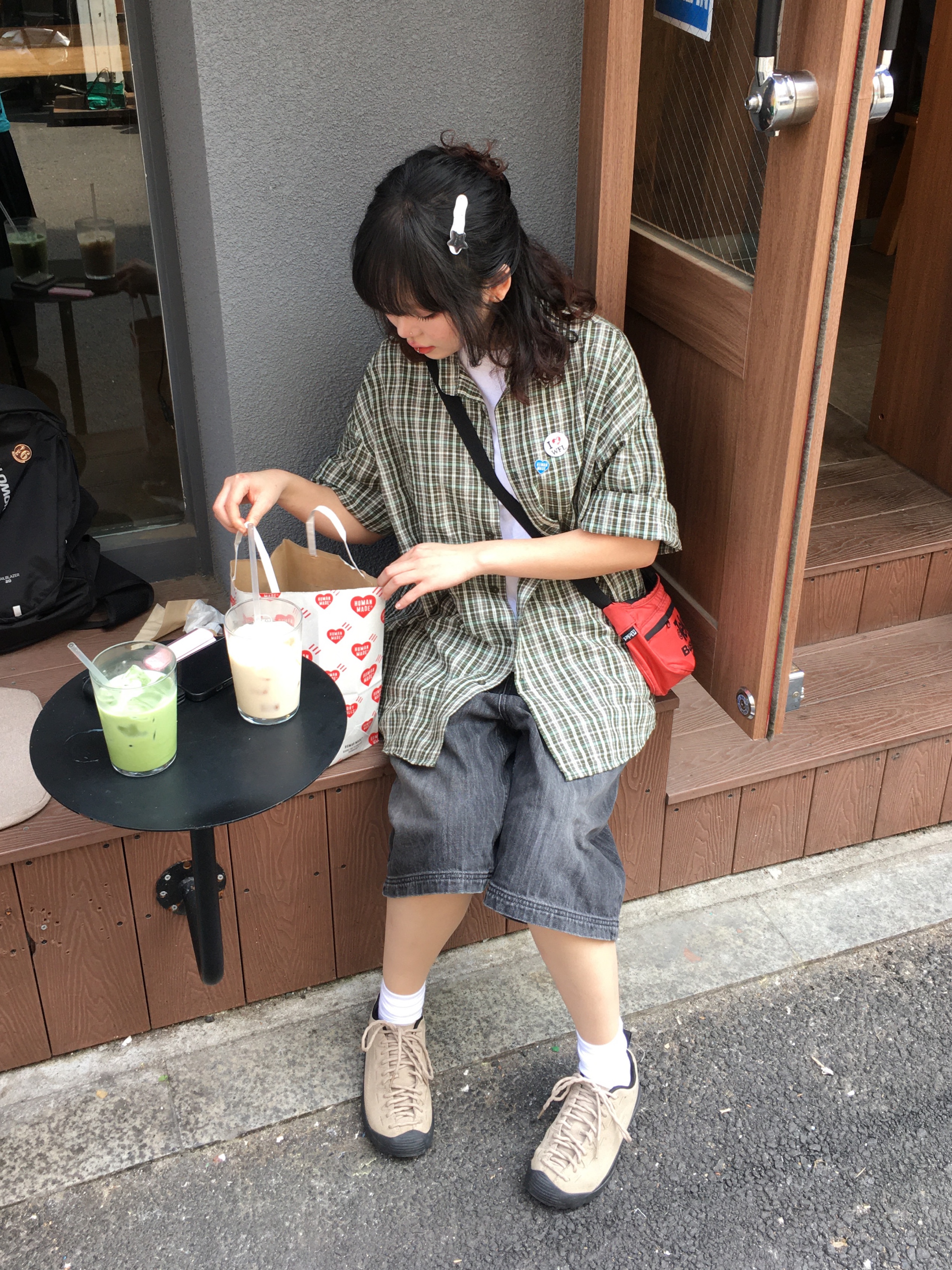 (W) Keen Jasper Suede Sneakers Silver Mink, (W) Mischief Denim Bermuda Pants Faded Black 착용 스타일 - 5