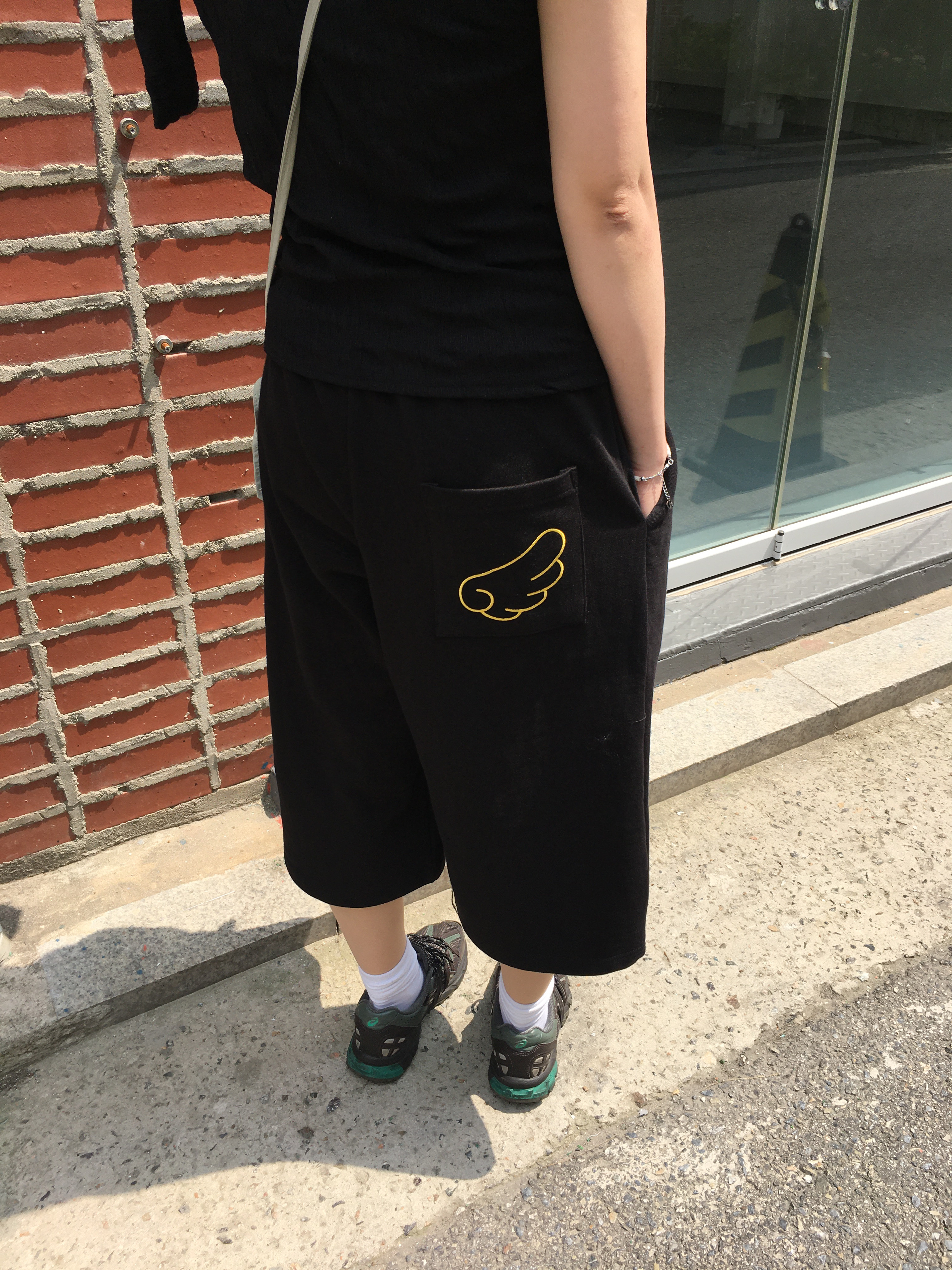 (W) Asics x Matin Kim Gel-Sonoma 15-50 Black Pure Silver, Sansan Gear Cross Bag Warm Grey - 24SS 착용 스타일 - 3