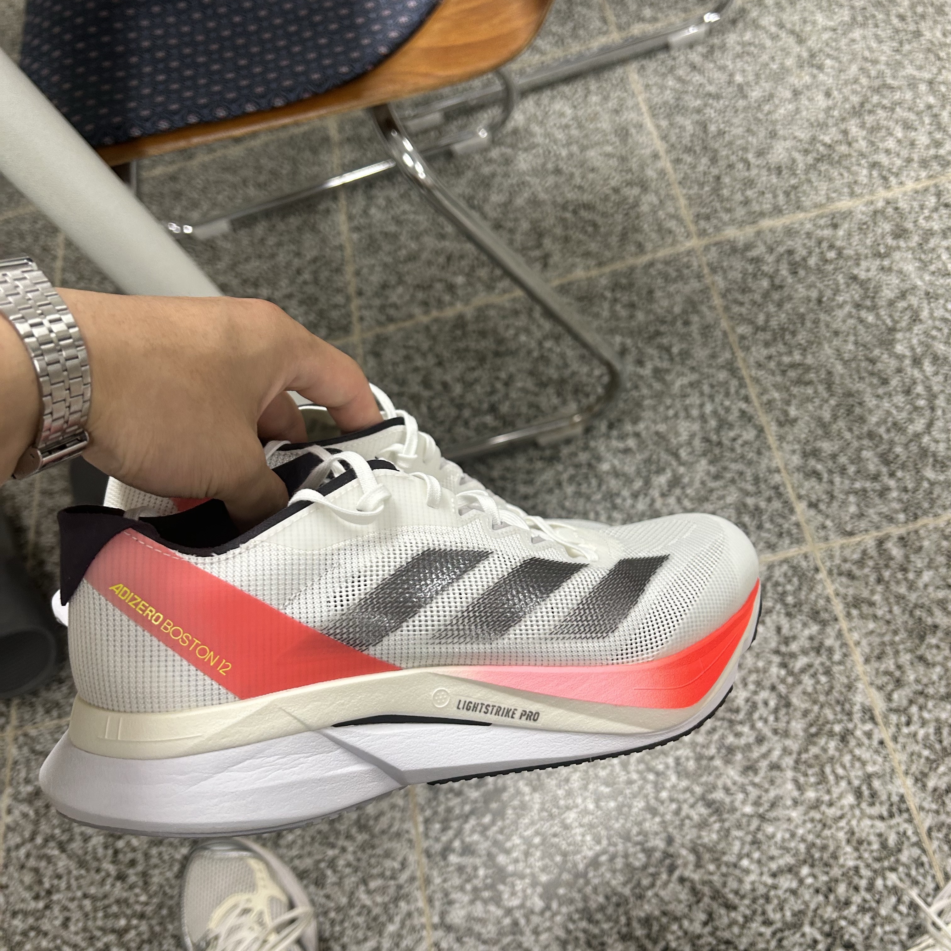 Adidas Adizero Boston 12 Cloud White Aurora Met 착용 스타일