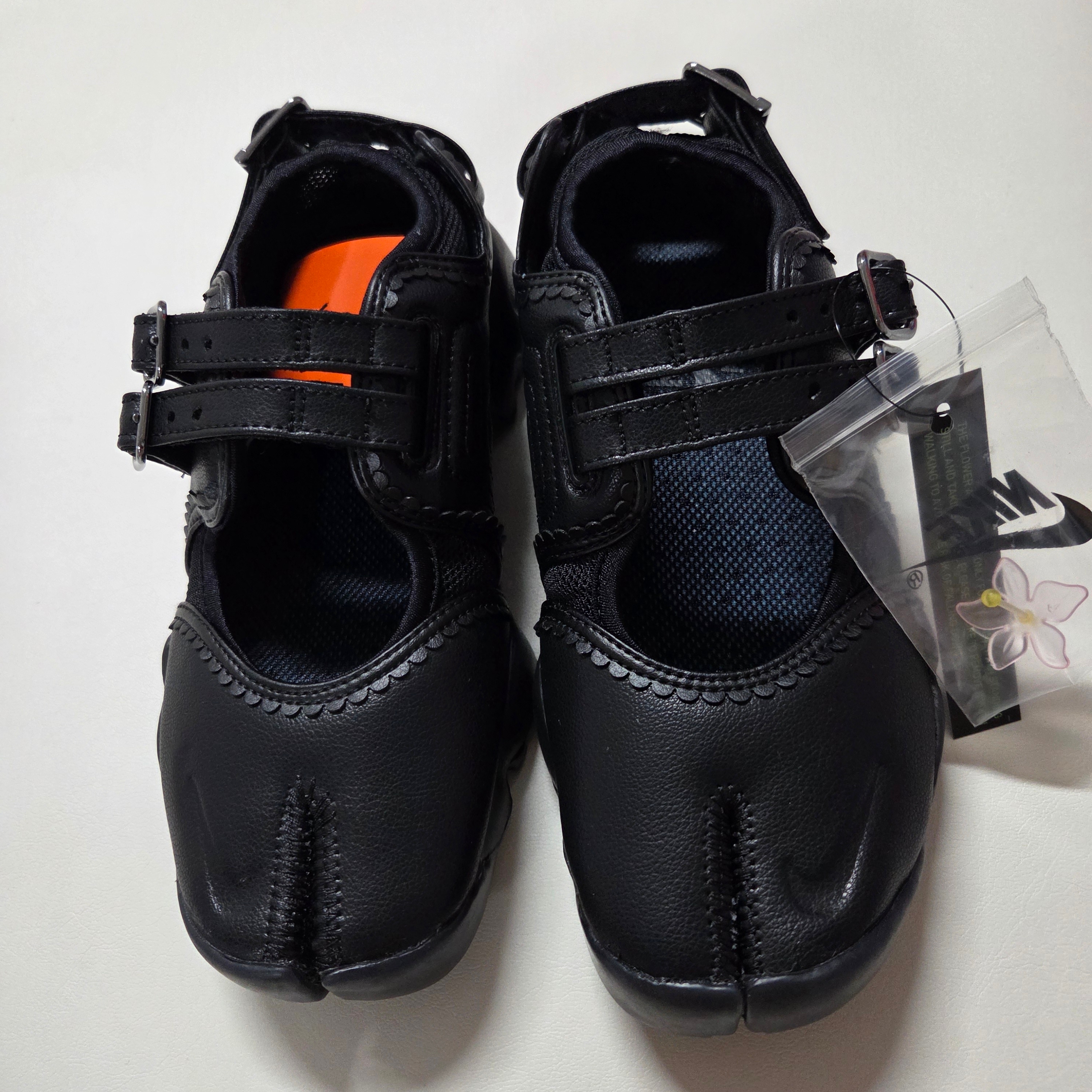 (W) Nike Air Rift Breathe Strap Black 착용 스타일 - 1