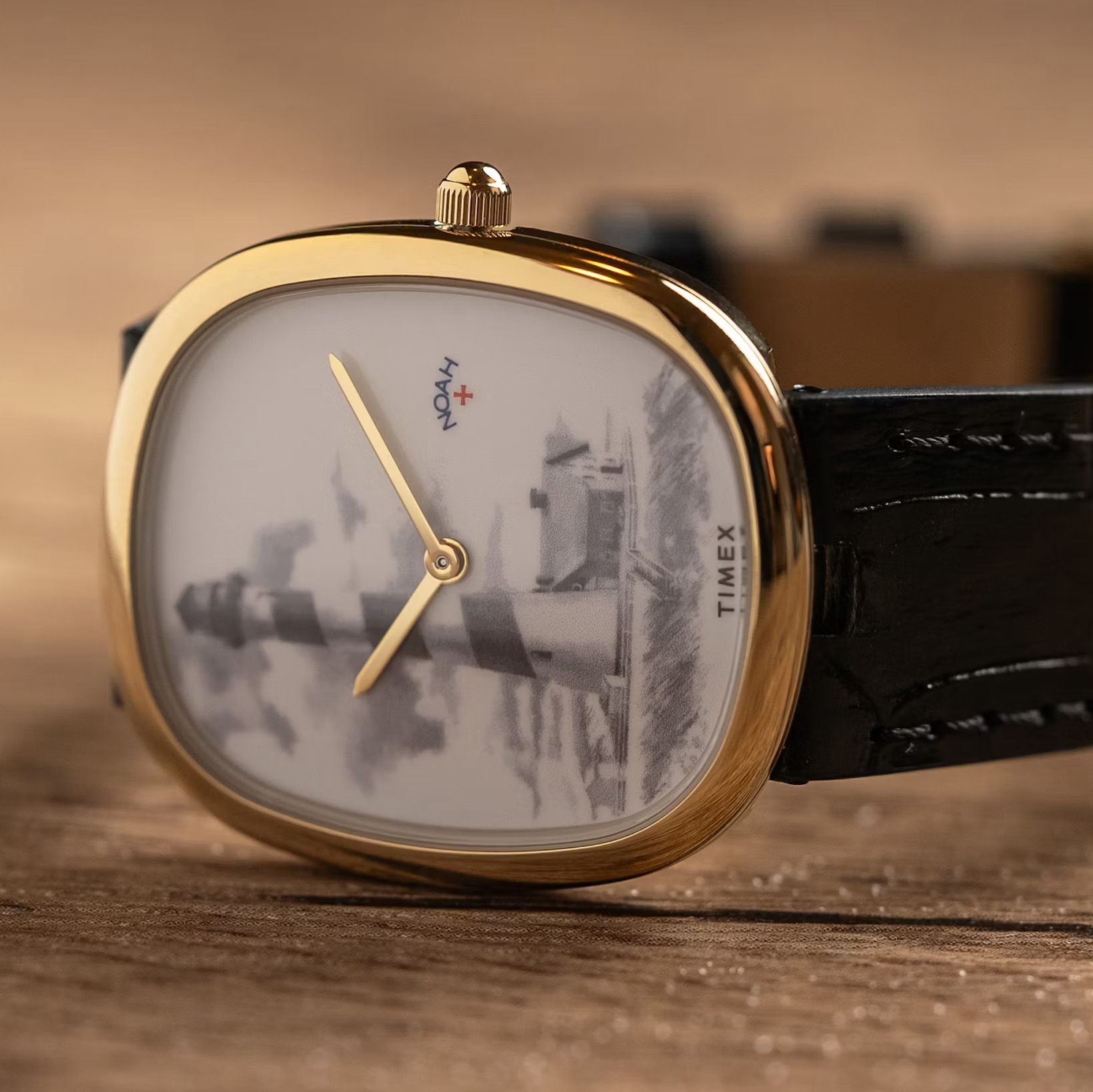 Timex x Noah Lighthouse Watch Black Gold 착용 스타일 - 5
