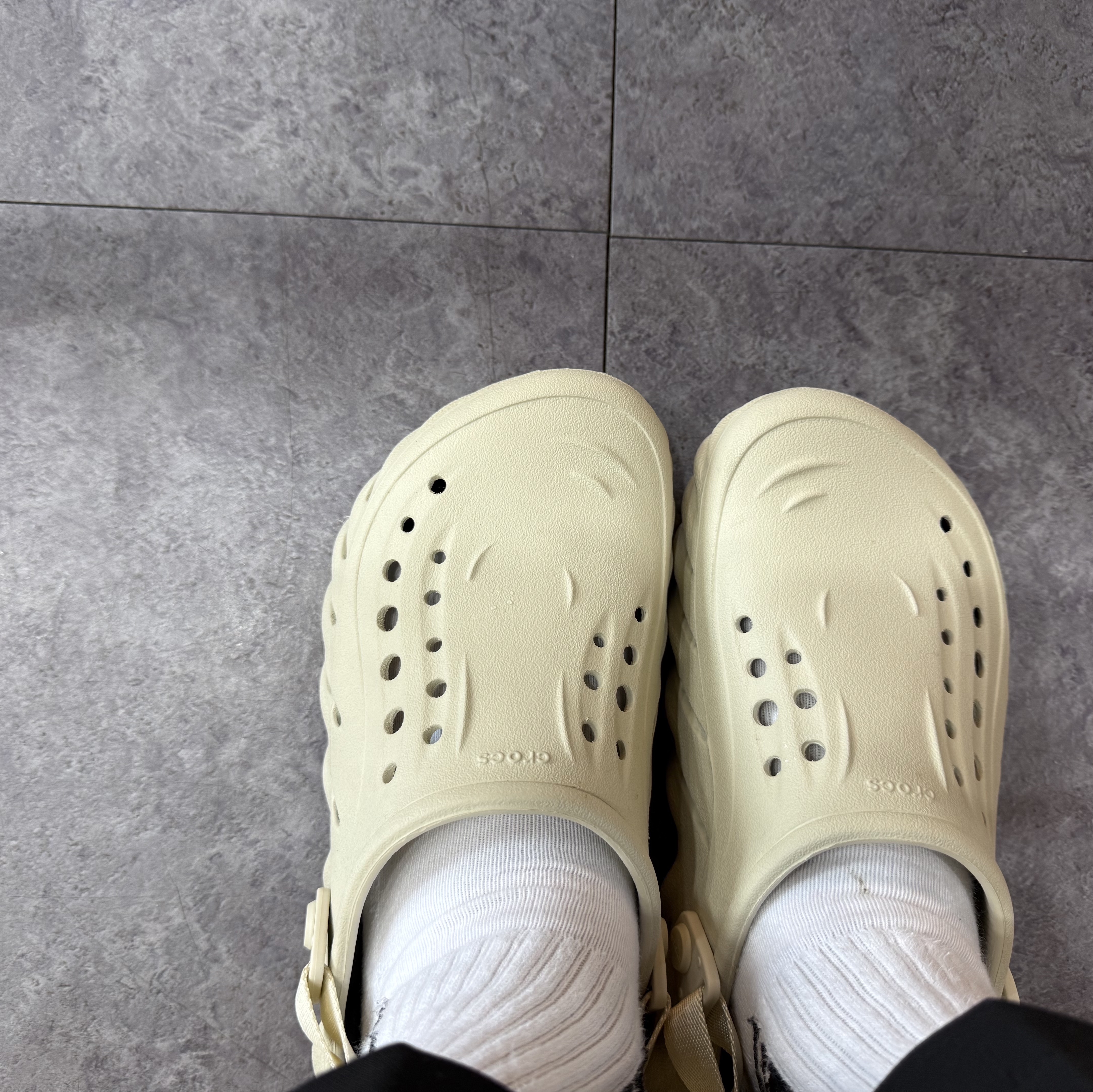 Crocs Echo Clog Bone Black 착용 스타일