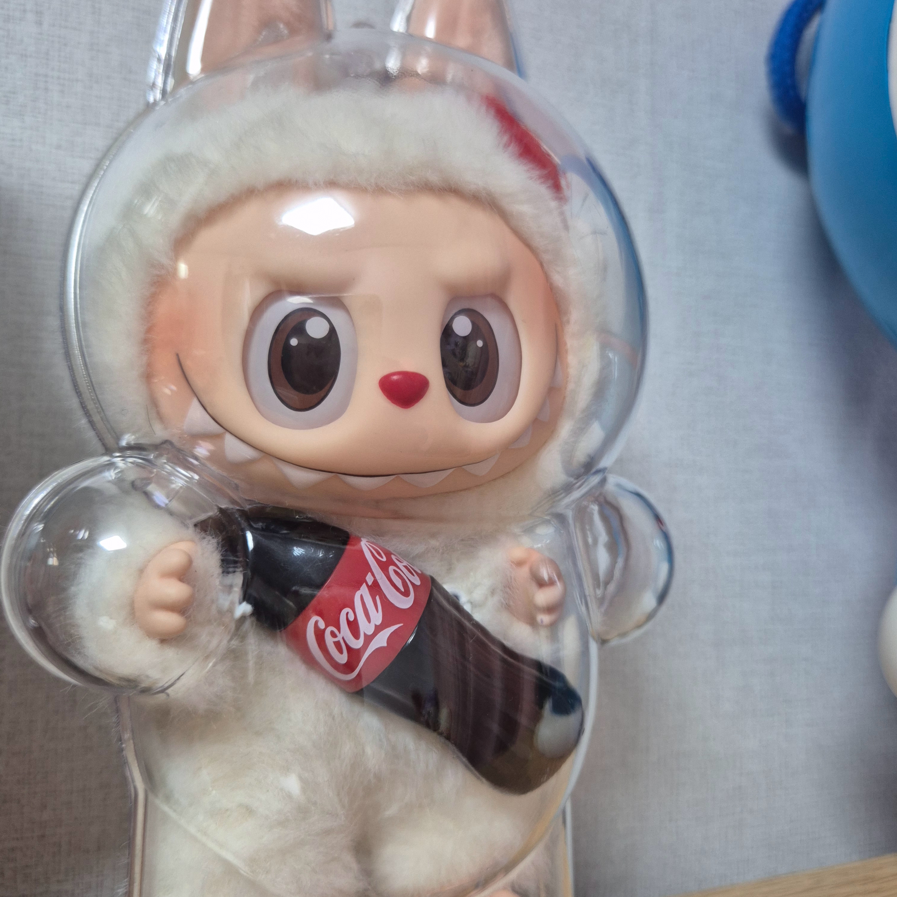 Pop Mart Labubu Coca Cola Series Surprise Shake Keyring (Opened Case) 착용 스타일