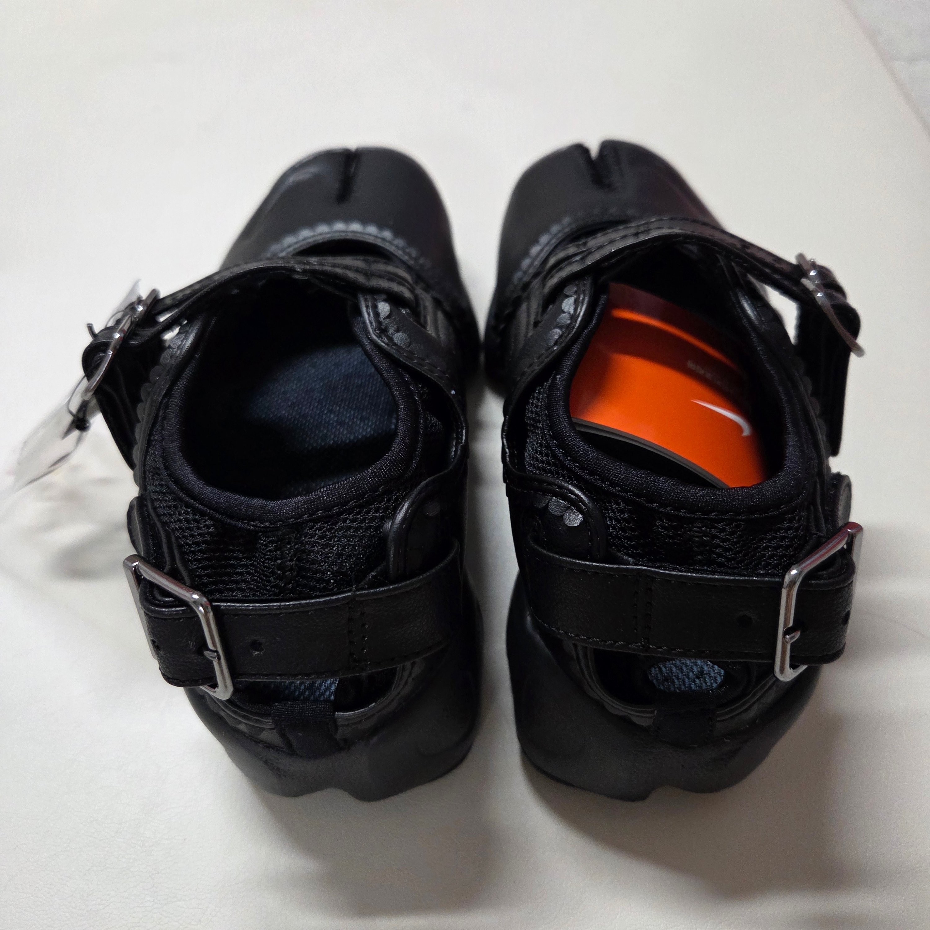 (W) Nike Air Rift Breathe Strap Black 착용 스타일 - 3