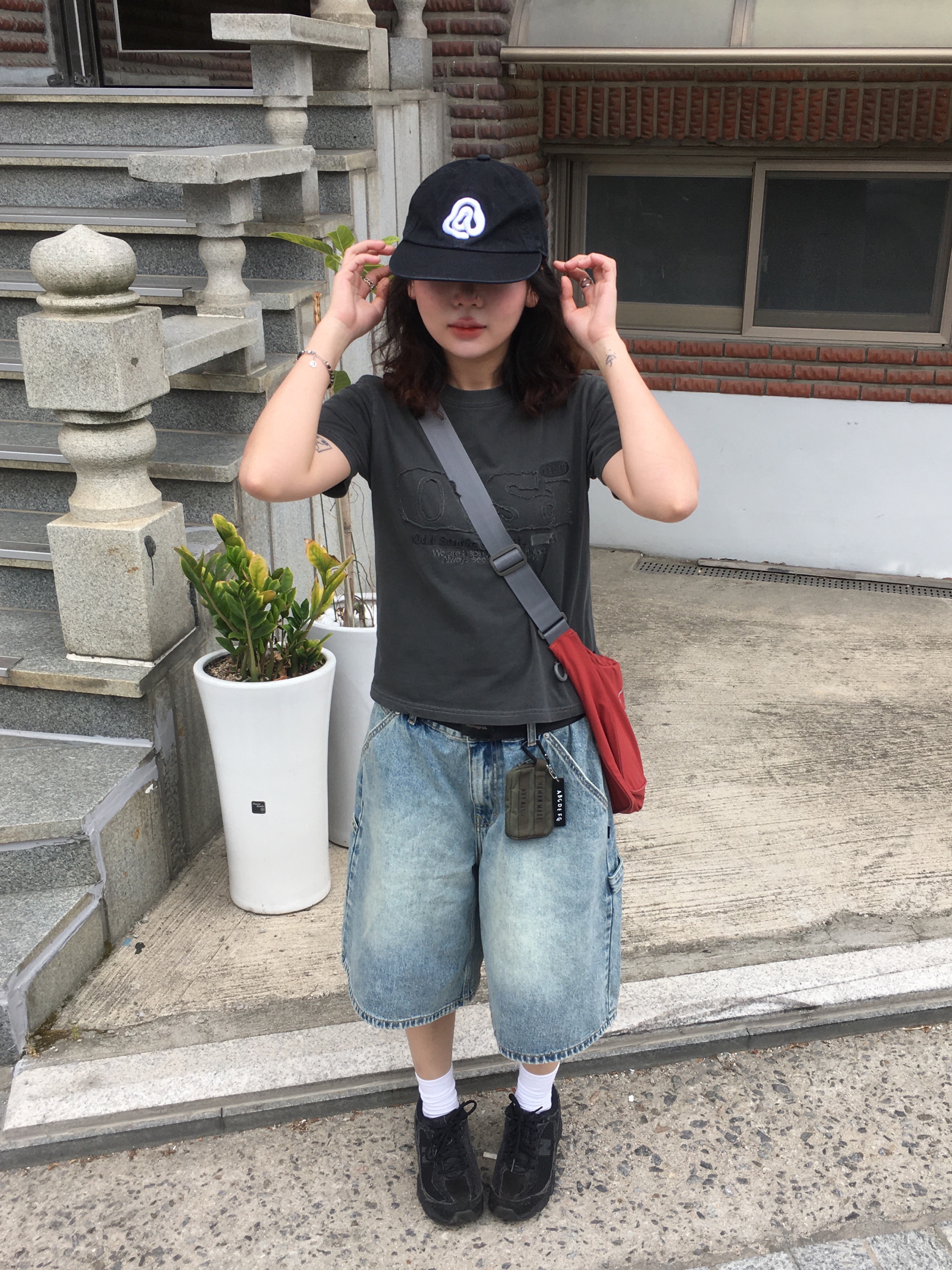 Mischief Rhombus Light Weight Cross Bag Brick Red - The Hyundai Seoul Exclusive, New Balance 509 Black Castle Grey 착용 스타일 - 1