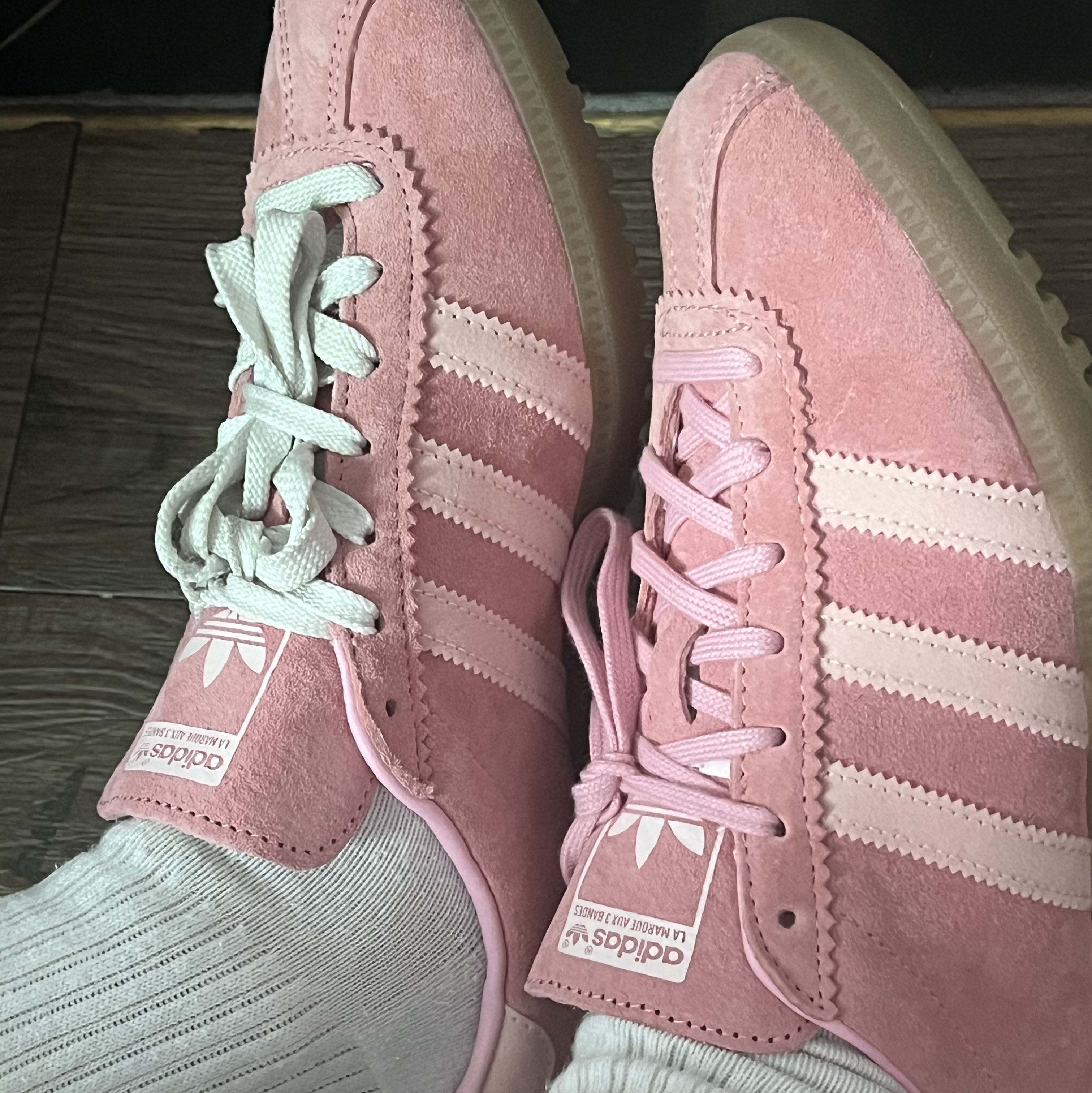 Adidas Bermuda Glow Pink 착용 스타일 - 2