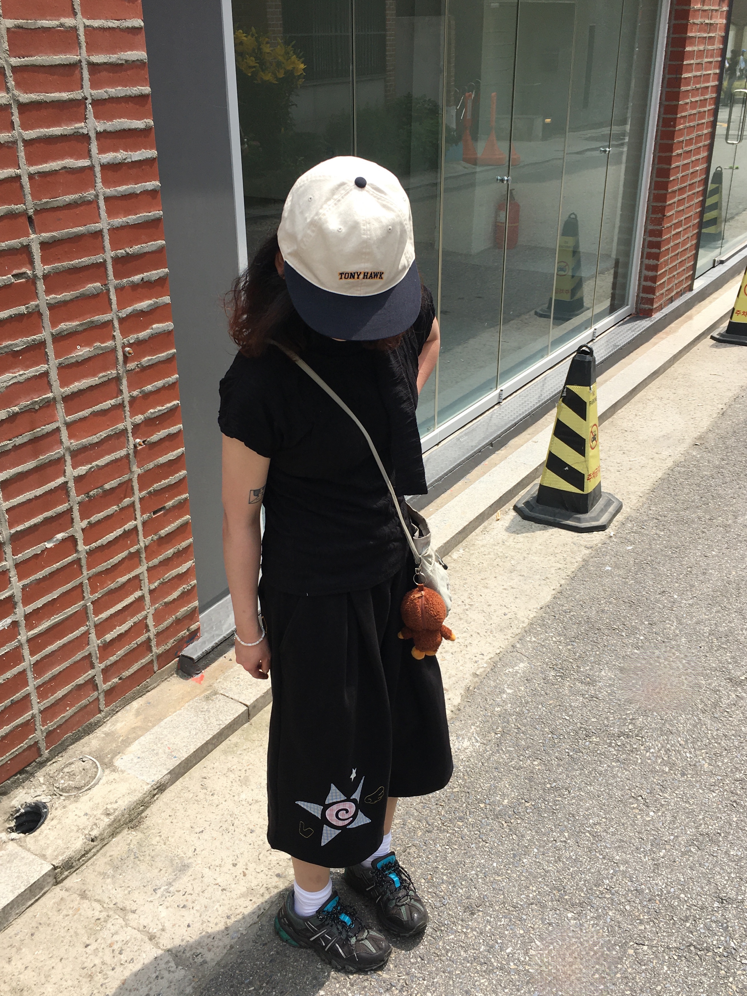 (W) Asics x Matin Kim Gel-Sonoma 15-50 Black Pure Silver, Sansan Gear Cross Bag Warm Grey - 24SS 착용 스타일 - 5