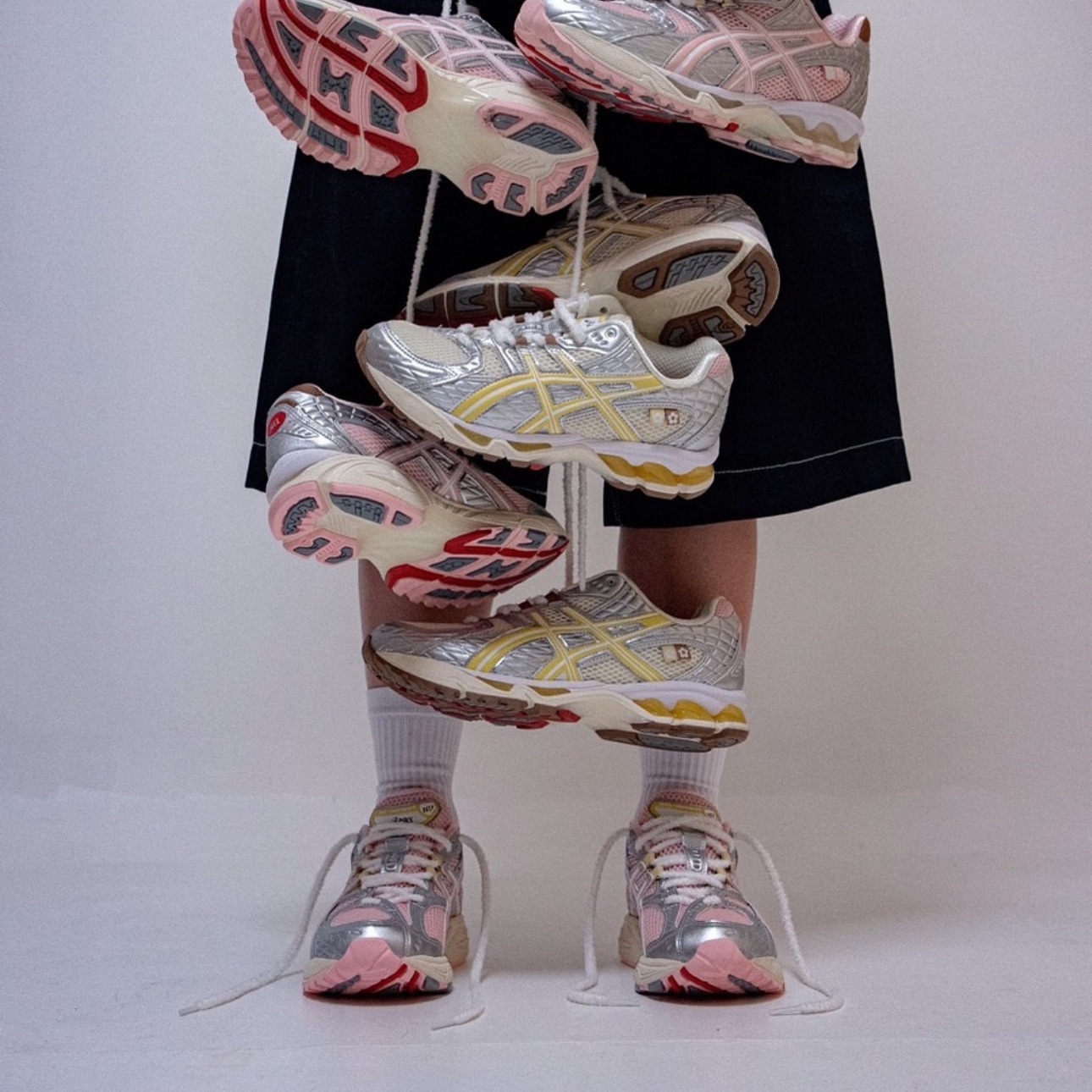 Asics x Atmos x Vandy The Pink Gel-Nimbus 10.1 Banana Split Strawberry 착용 스타일 - 2