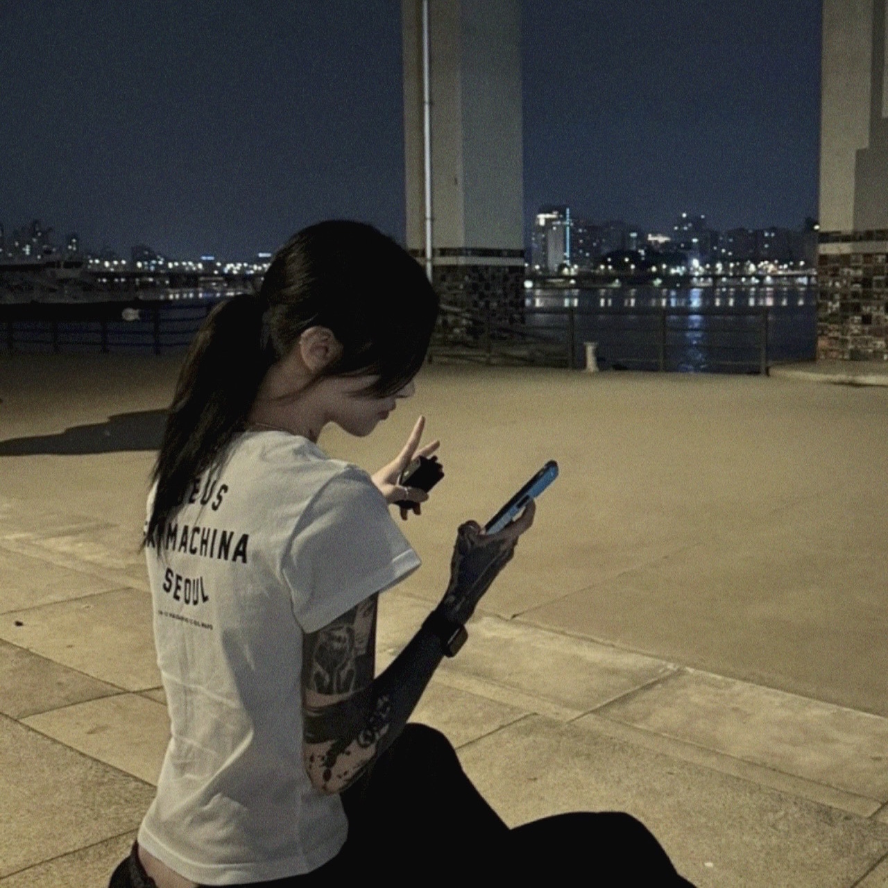 (Kids) Deus Ex Machina College Seoul T-Shirt White, New Balance 1906R Black Silver Metallic 착용 스타일