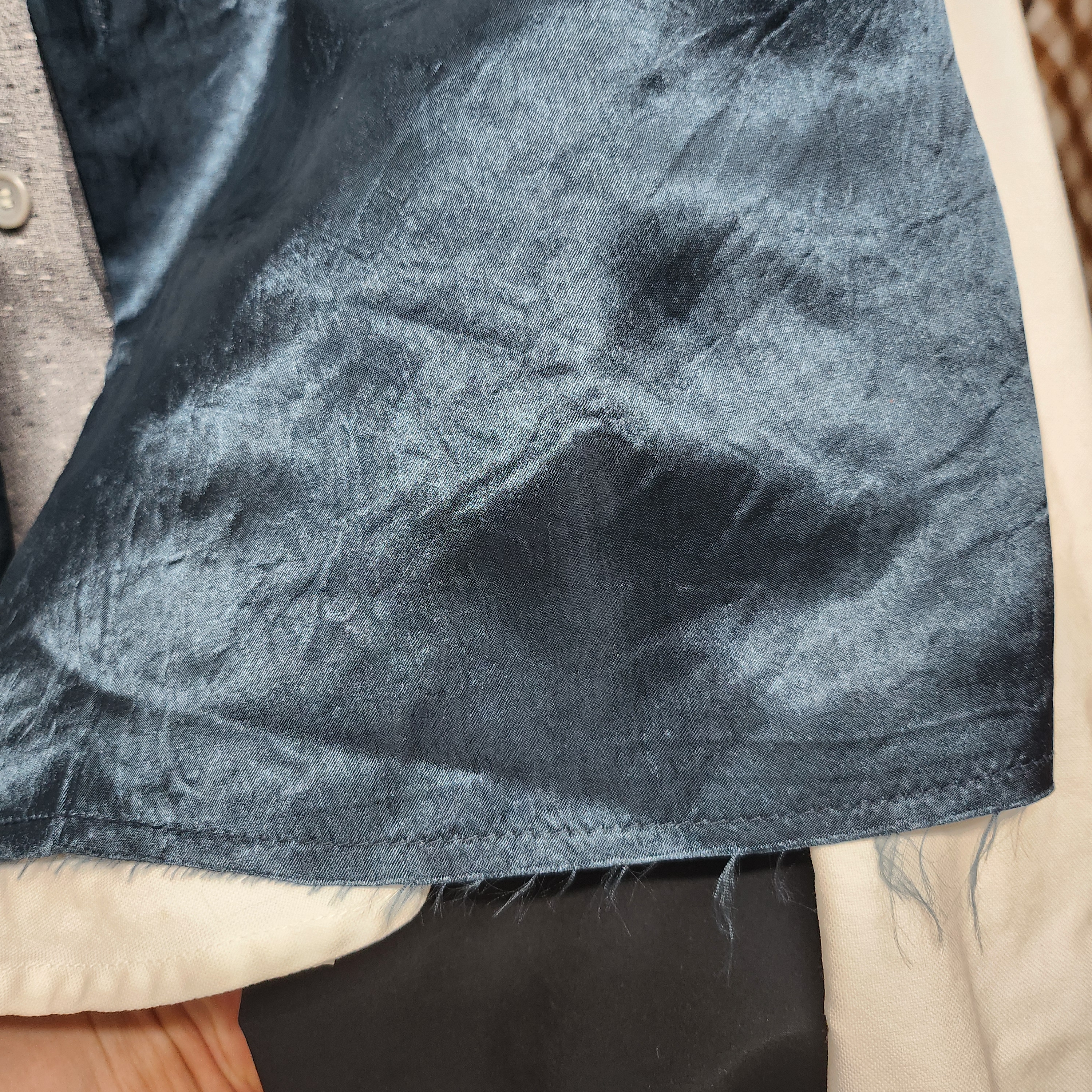 Haleine Open Collar Crinkled Satin Shirt Navy 착용 스타일