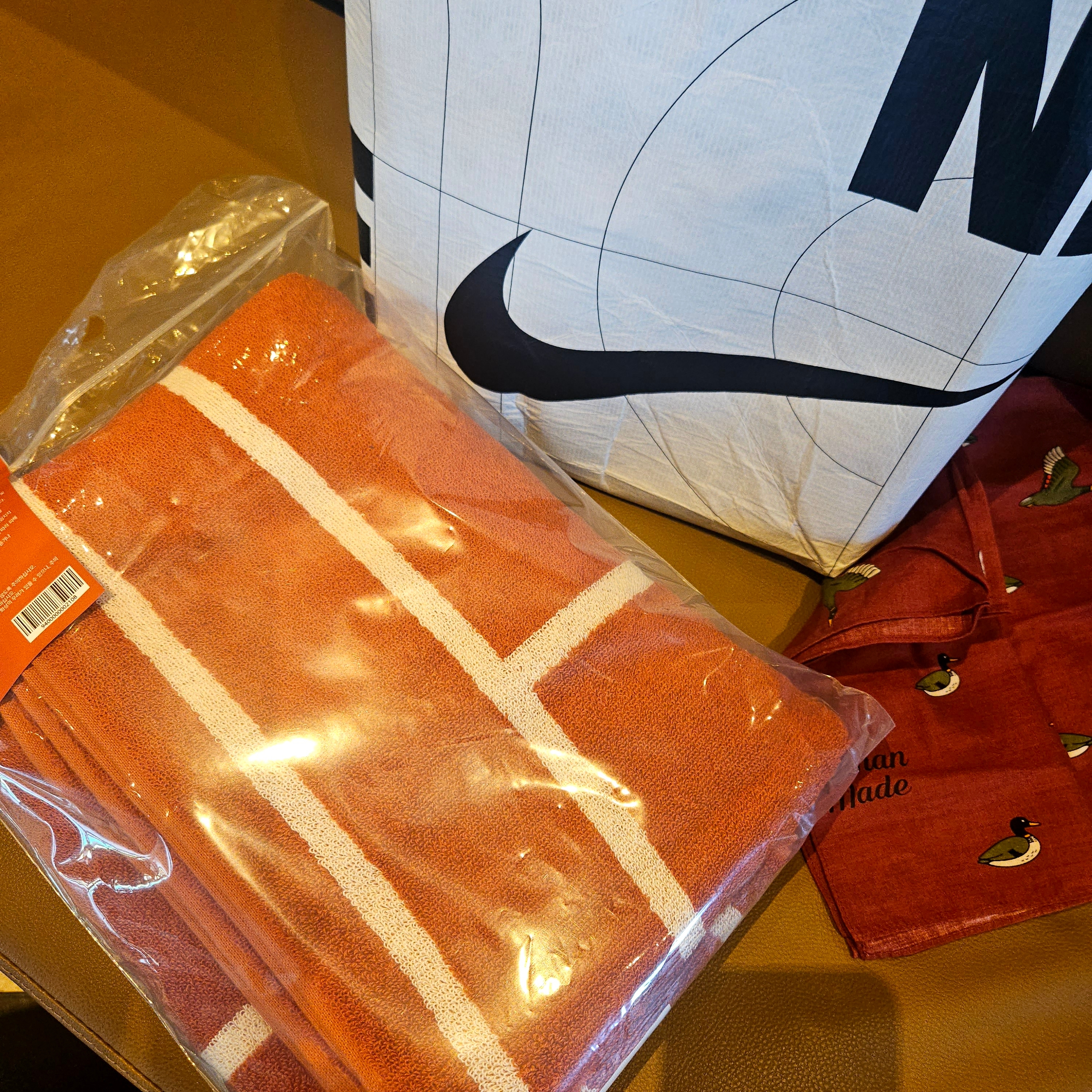 Human Made Big Bandana #1 Red, NewJeans x Murakami Metal Keyring Flower 착용 스타일 - 2