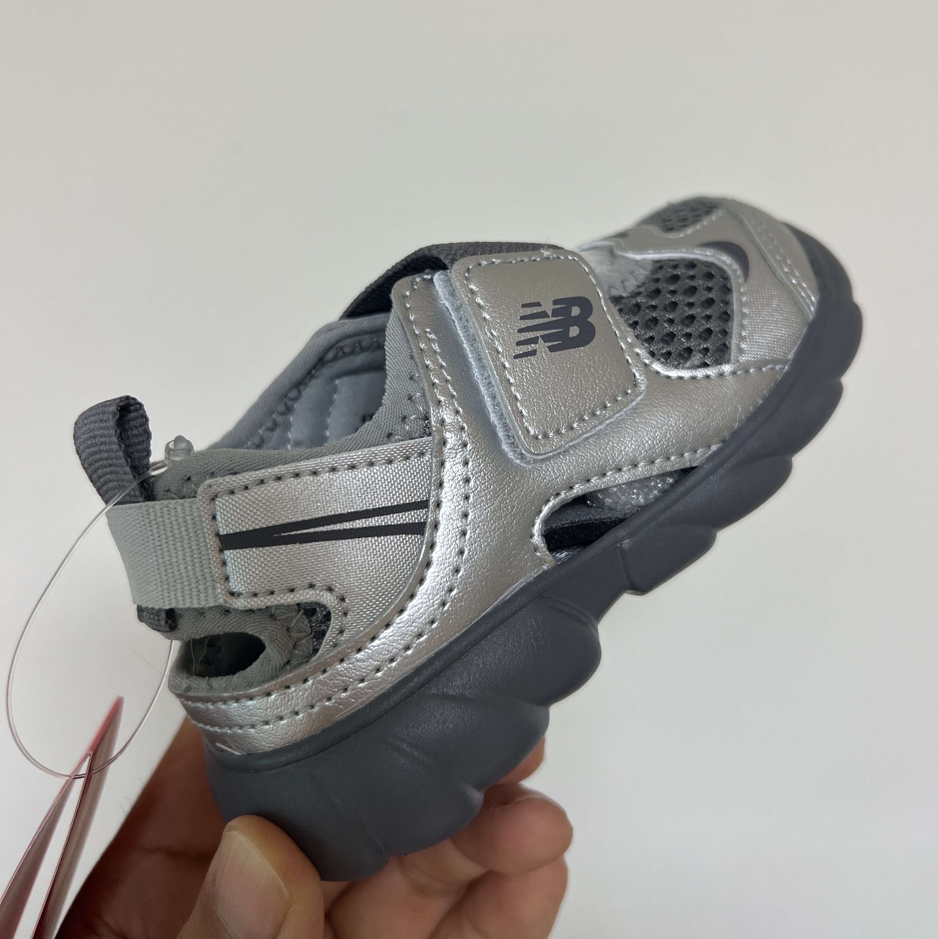 (TD) New Balance Freedle 920 Sandal Charcoal 착용 스타일 - 2