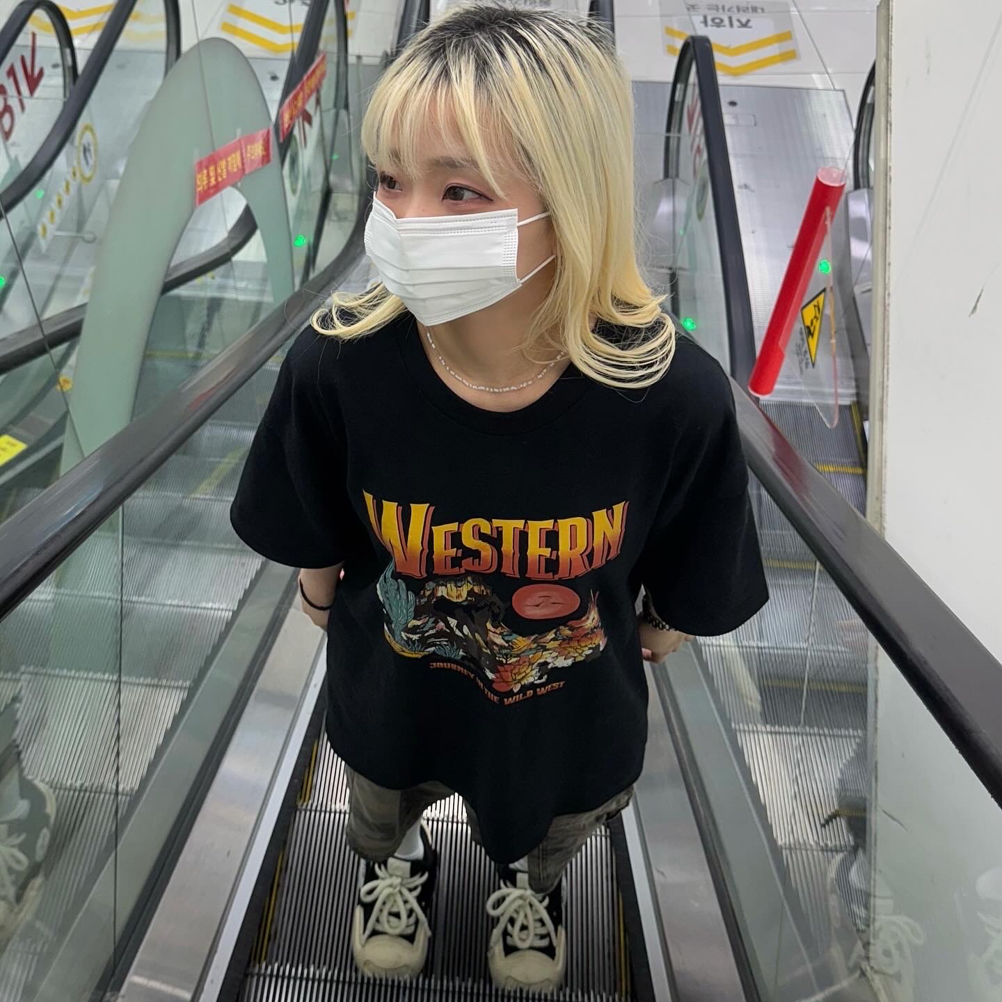 Gildan X American Collection Western T-Shirt Black 착용 스타일 - 2