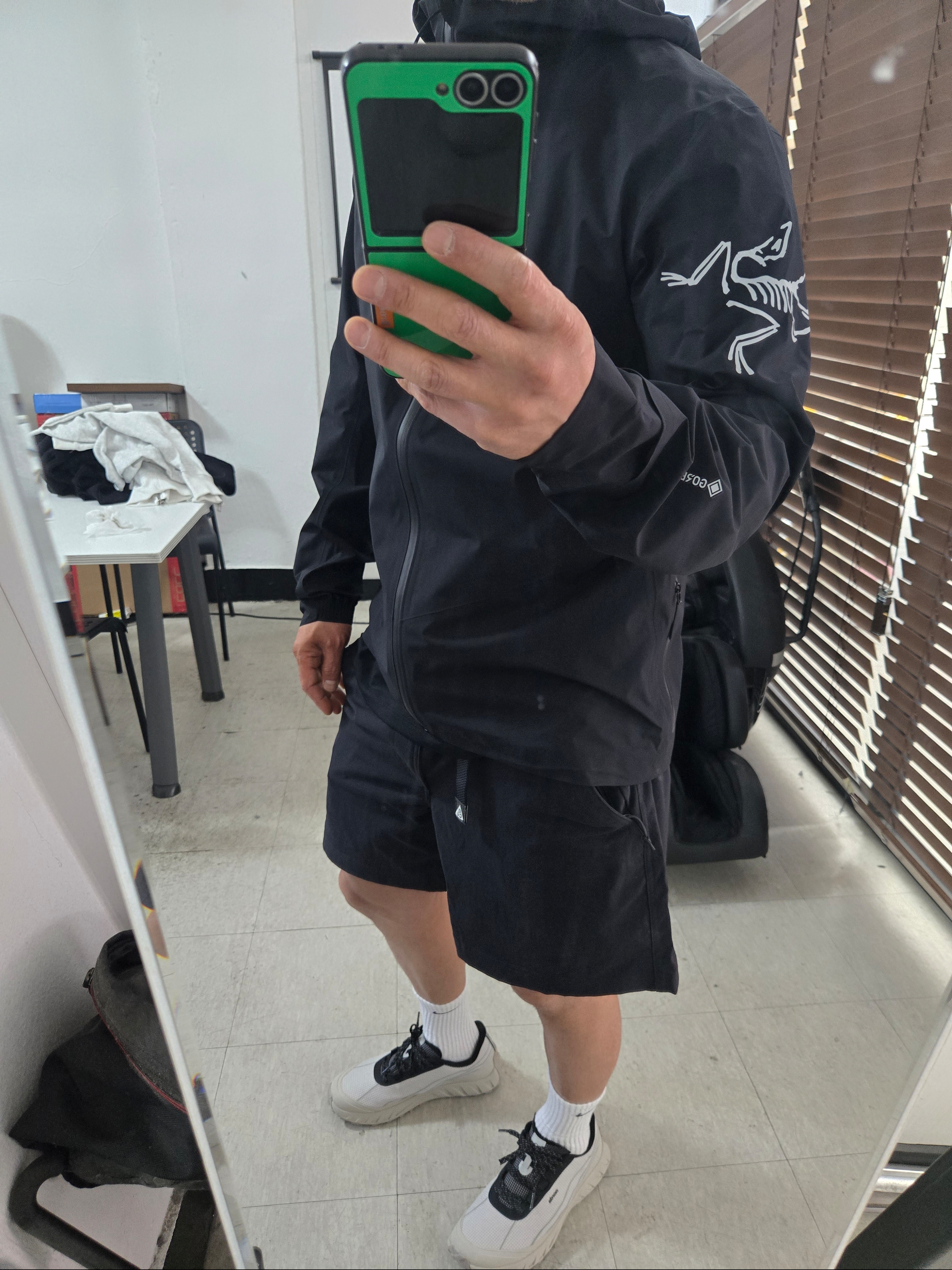 Arc'teryx Norvan Jacket Black 착용 스타일 - 1