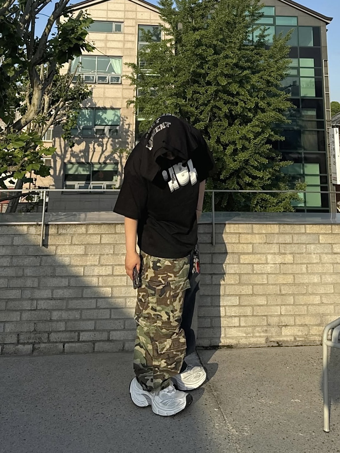 Balenciaga 10XL Sneakers White Grey Silver Black, Balenciaga Dark Camo Hybrid Baggy Pants Dark Blue 착용 스타일