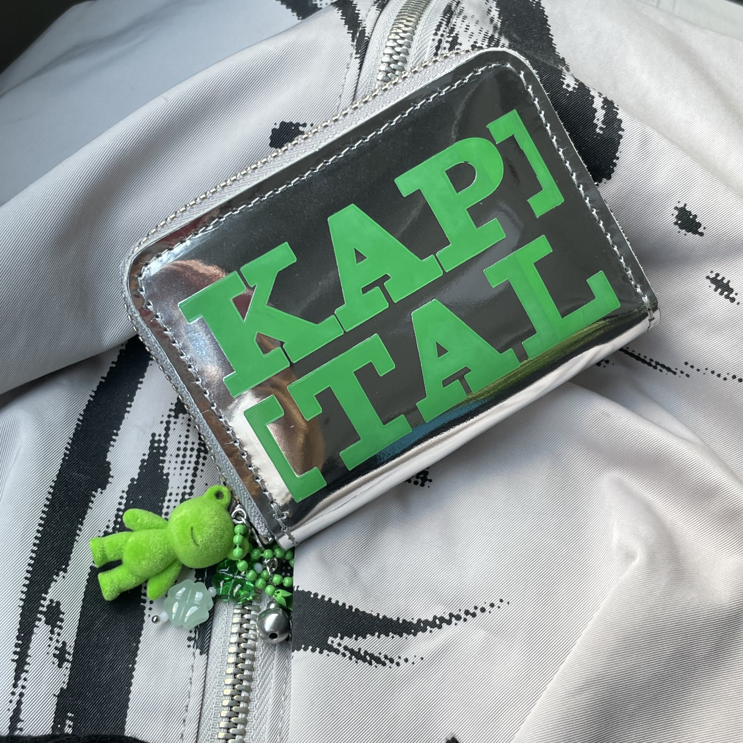 Kapital Thumbs Up Mirror Leather Mini Wallet Green 착용 스타일 - 2