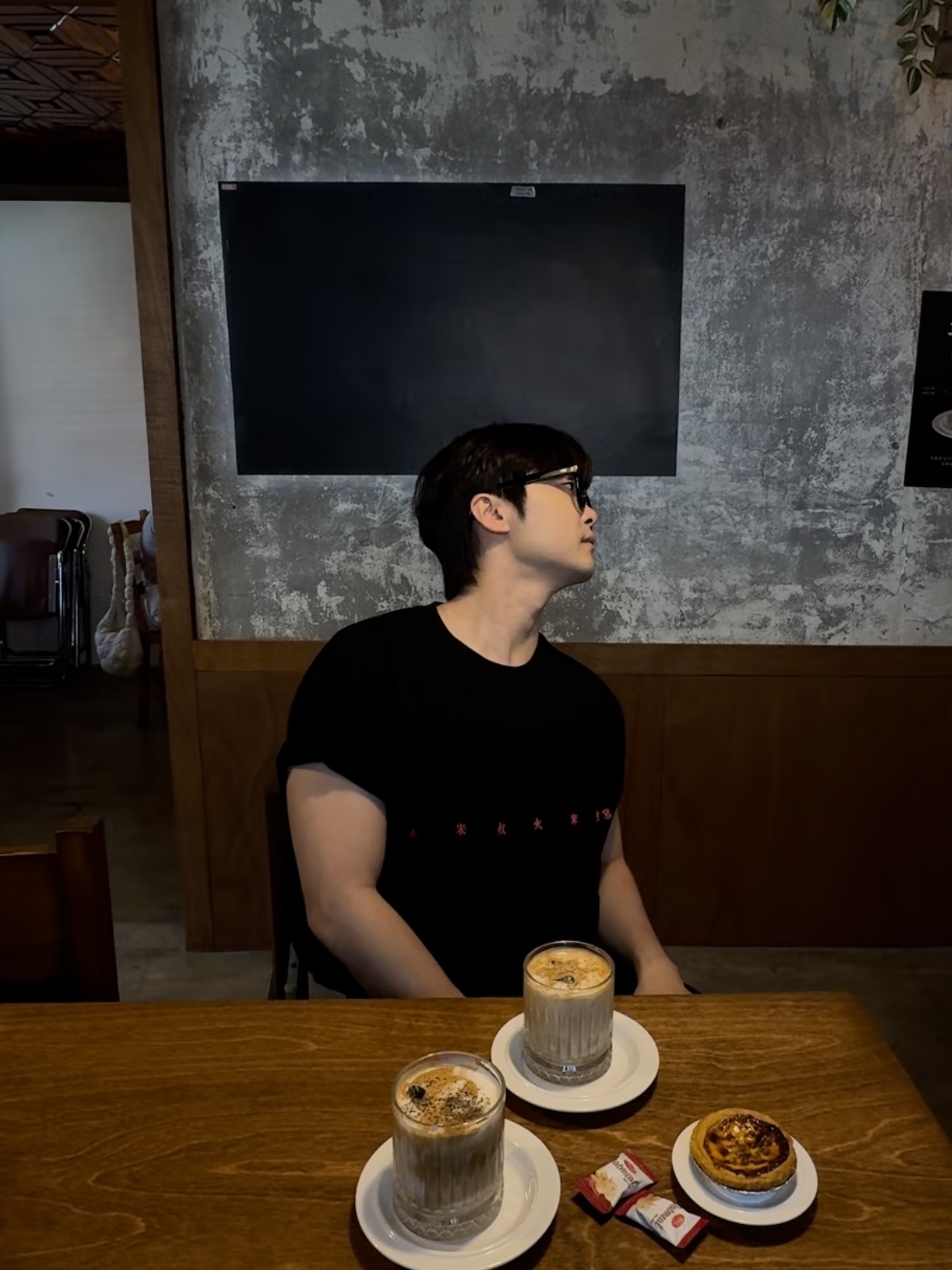 Sansan Gear Chan T-Shirt Black 착용 스타일