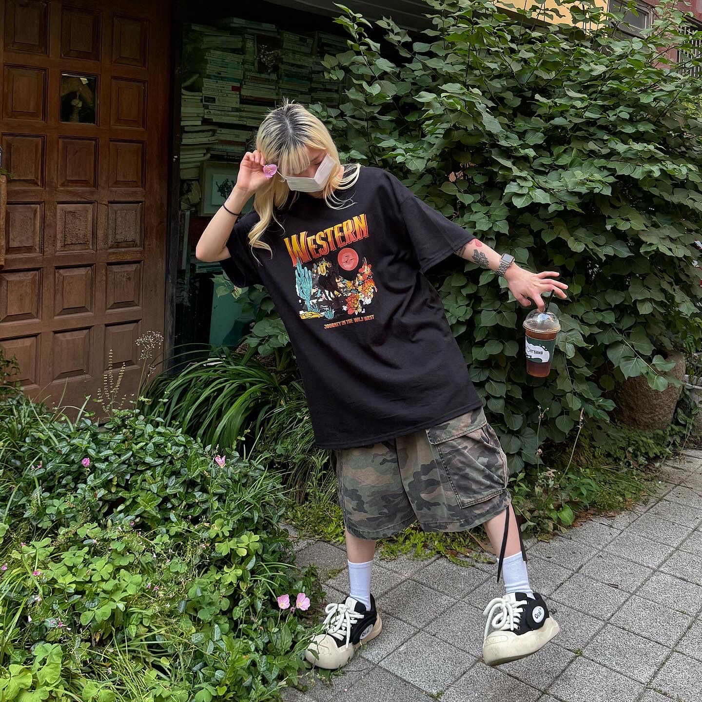 Gildan X American Collection Western T-Shirt Black 착용 스타일 - 9