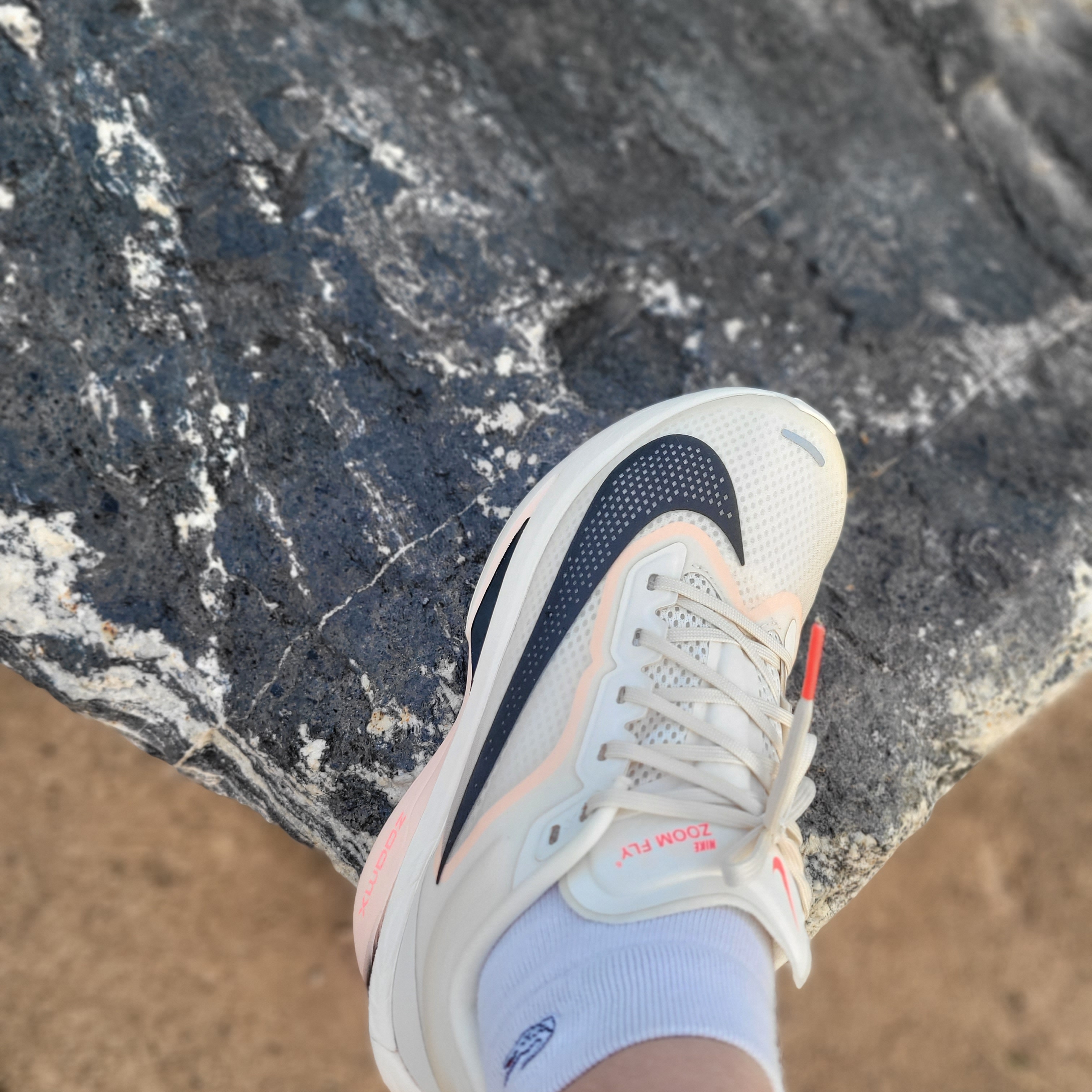 (W) Nike Zoom Fly 6 Pale Ivory Crimson Tint 착용 스타일 - 1