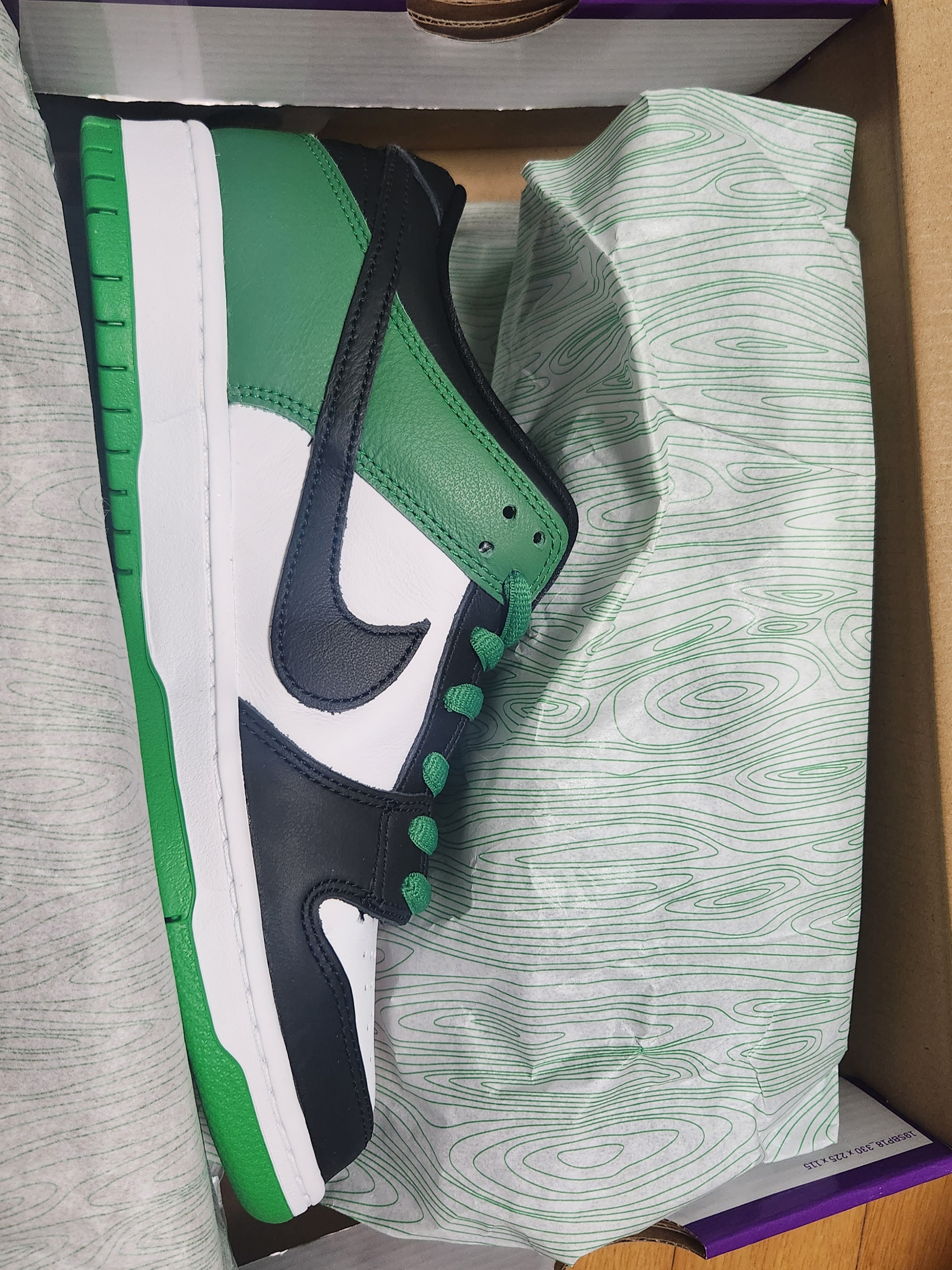 Nike SB Dunk Low Pro Black and Classic Green 착용 스타일