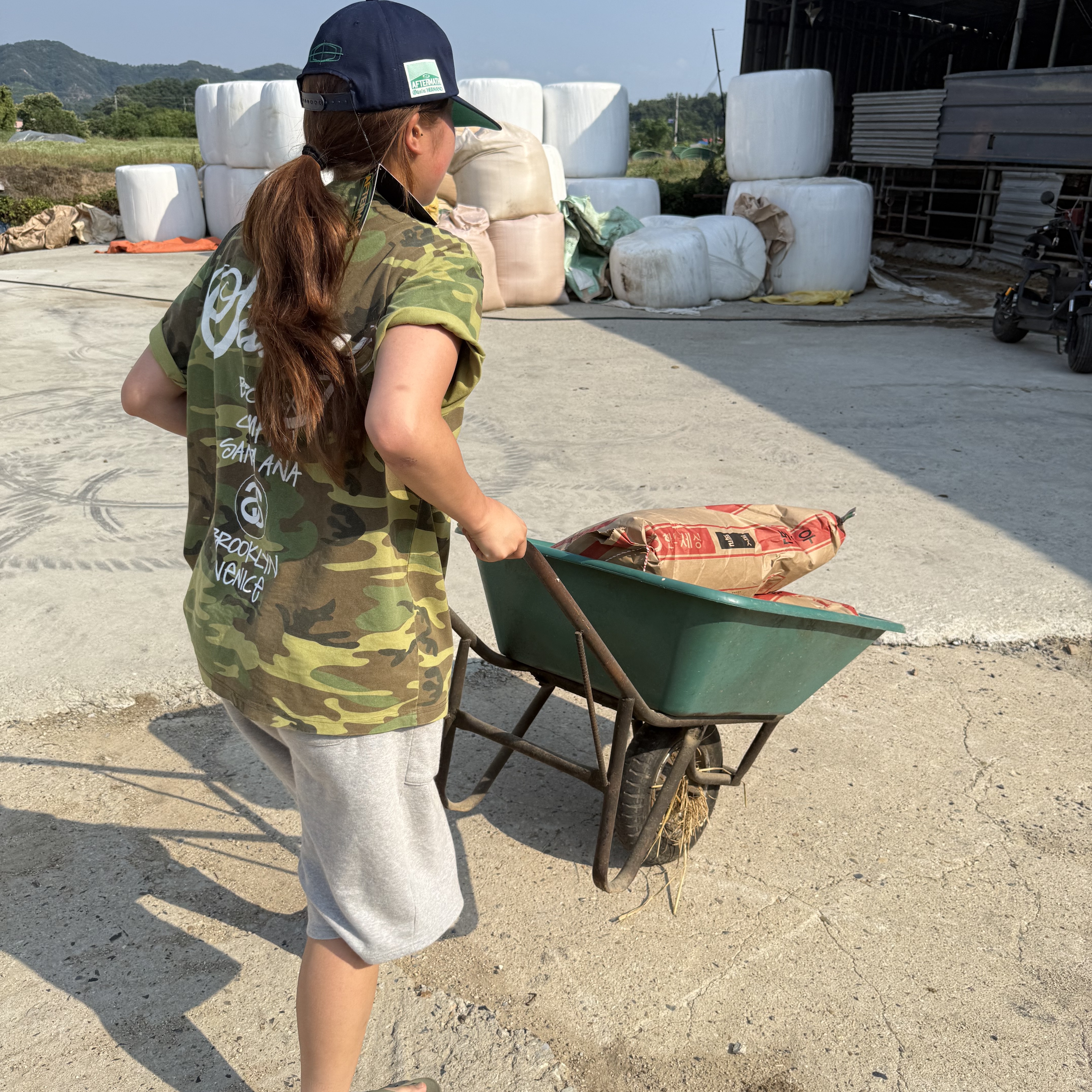 Stussy World Tour T-Shirts Camo 2025 착용 스타일
