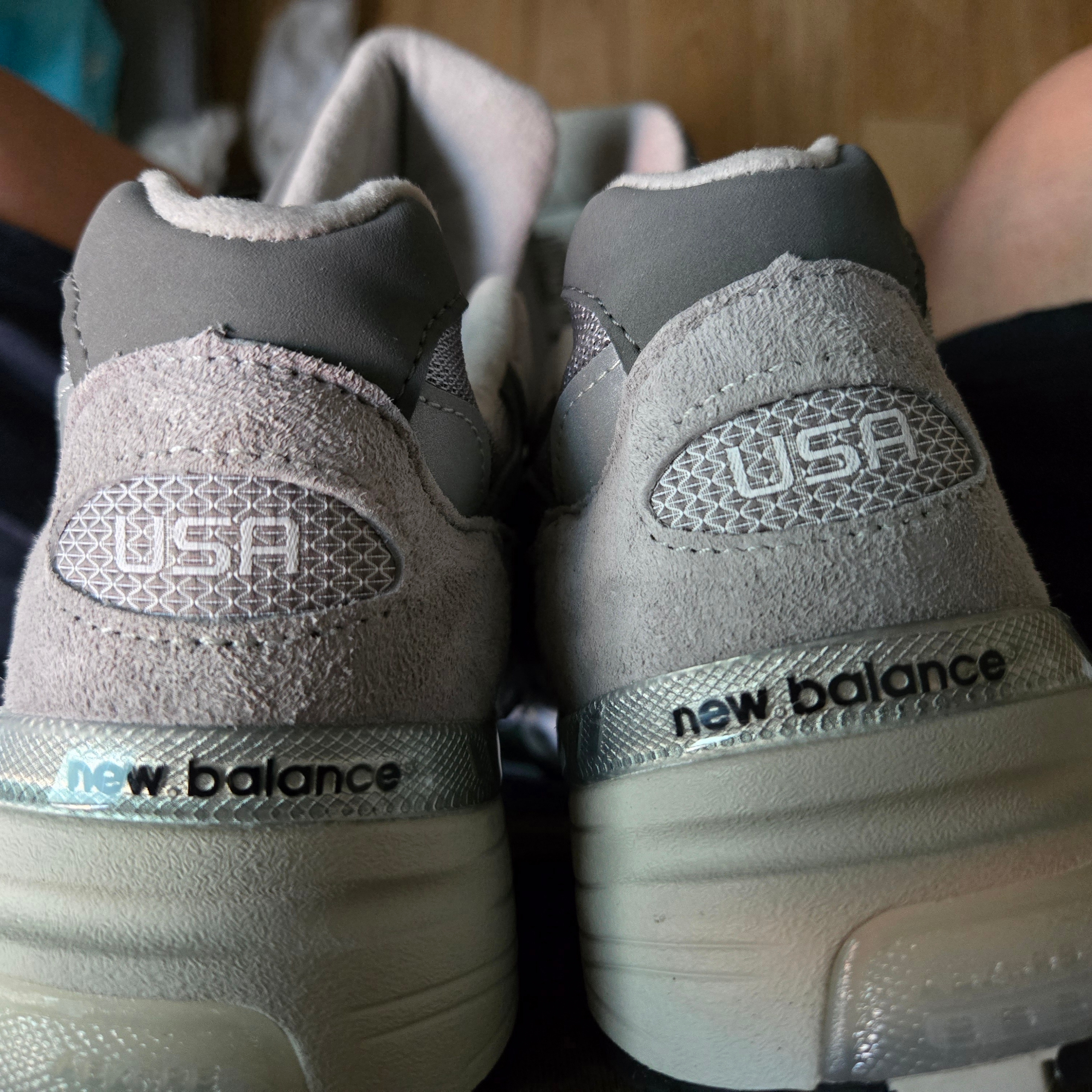 New Balance 992 Made in USA Core Grey Silver Metallic 착용 스타일 - 2