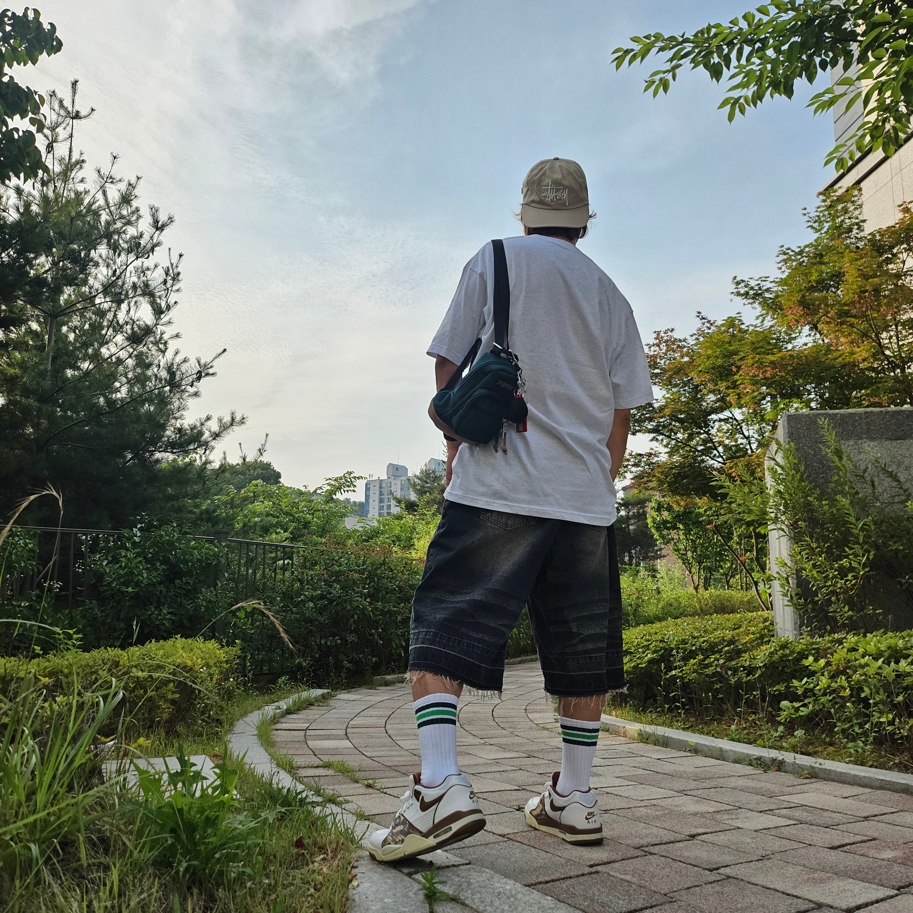 Stussy Basic Strapback Cap Khaki, Nike x Stussy Air Flight 89 Low White and Pecan 착용 스타일 - 2