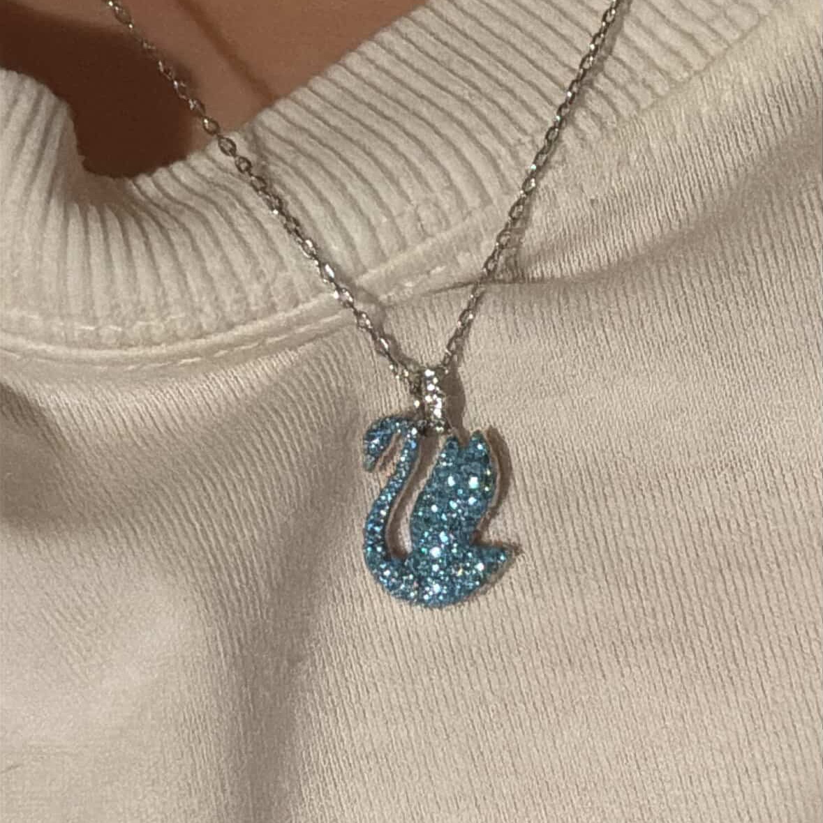 (W) Swarovski Iconic Swan Pendant Blue Rhodium Plated 착용 스타일