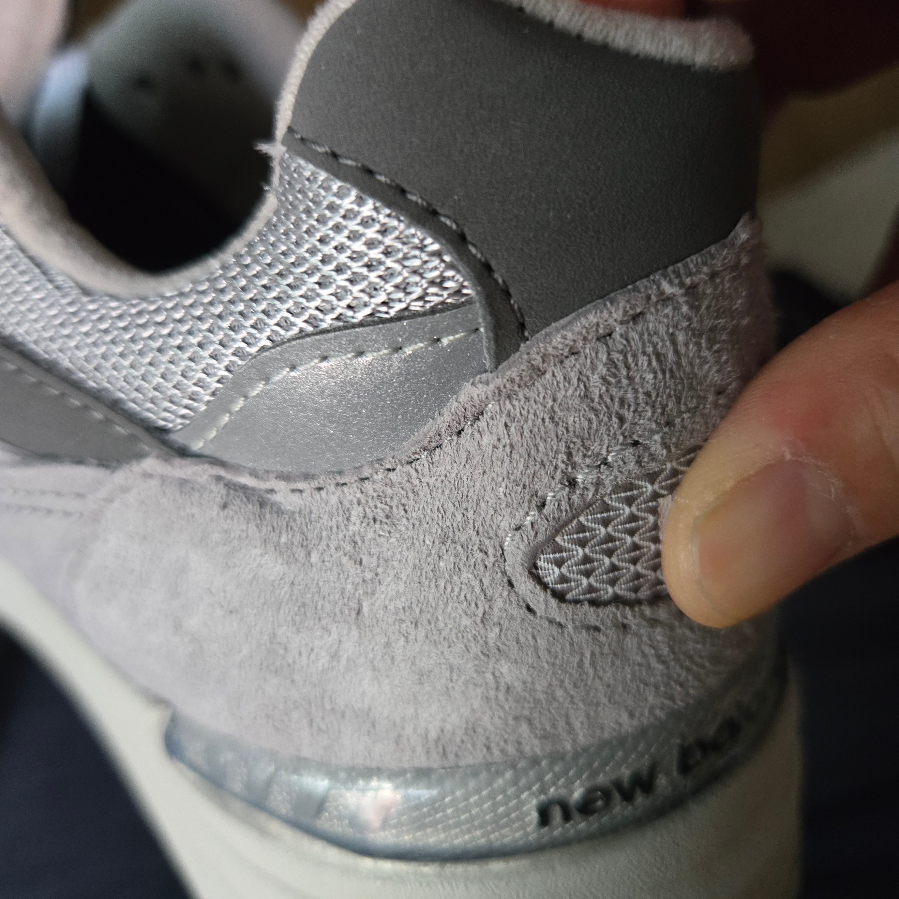 New Balance 992 Made in USA Core Grey Silver Metallic 착용 스타일 - 4