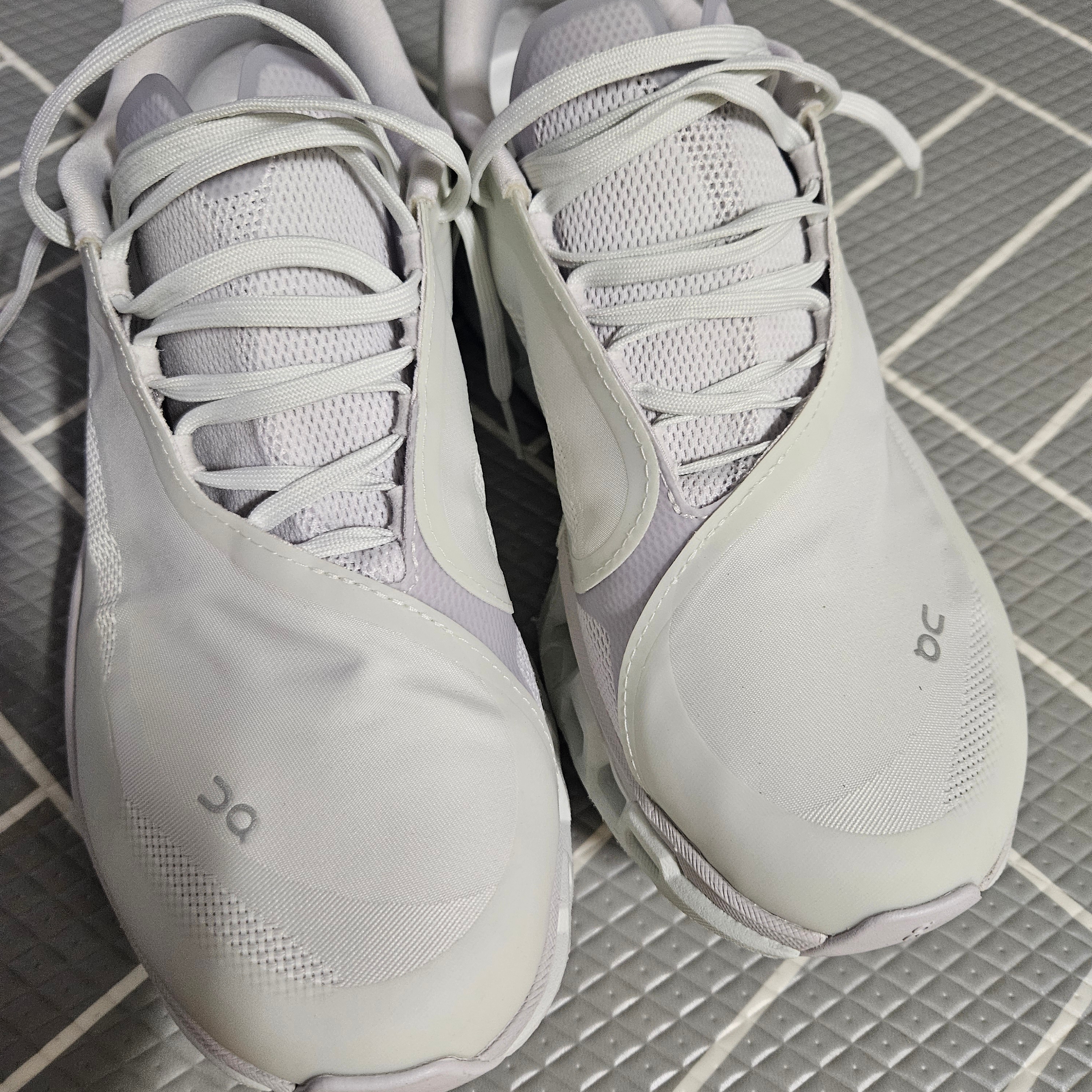 On Running x Post Archive Faction (Paf) Cloudmonster 2 Vapor Frost 착용 스타일 - 1