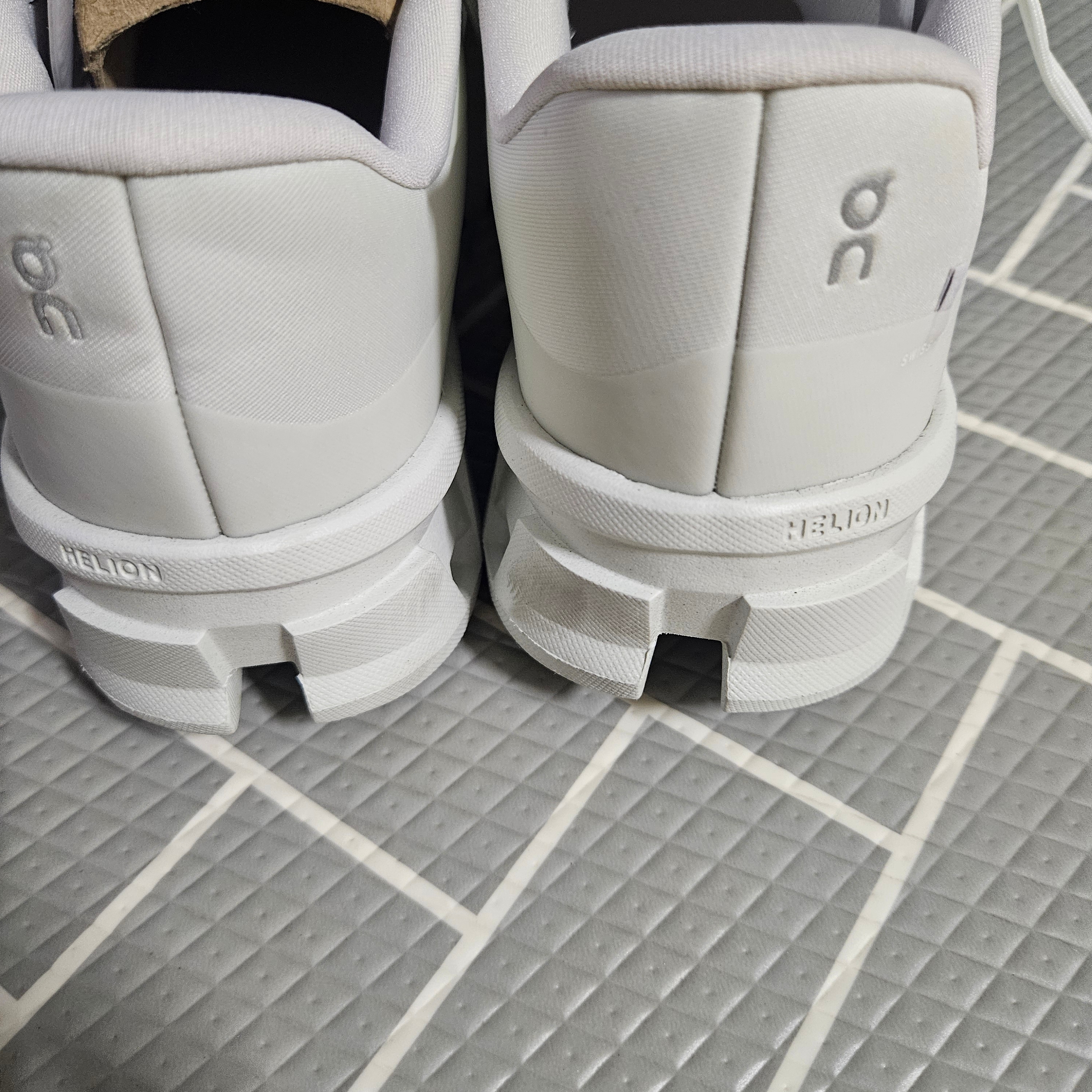 On Running x Post Archive Faction (Paf) Cloudmonster 2 Vapor Frost 착용 스타일 - 3