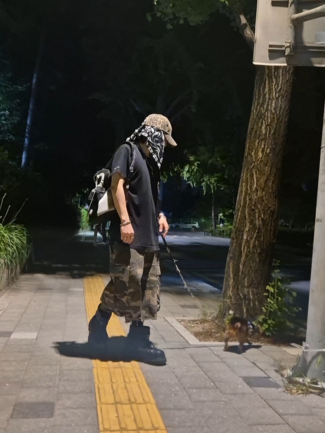 Undermycar Mu.47 Anti Fxxking Logo Play Big Cargo Camo Shorts Camo Mocha 착용 스타일 - 2