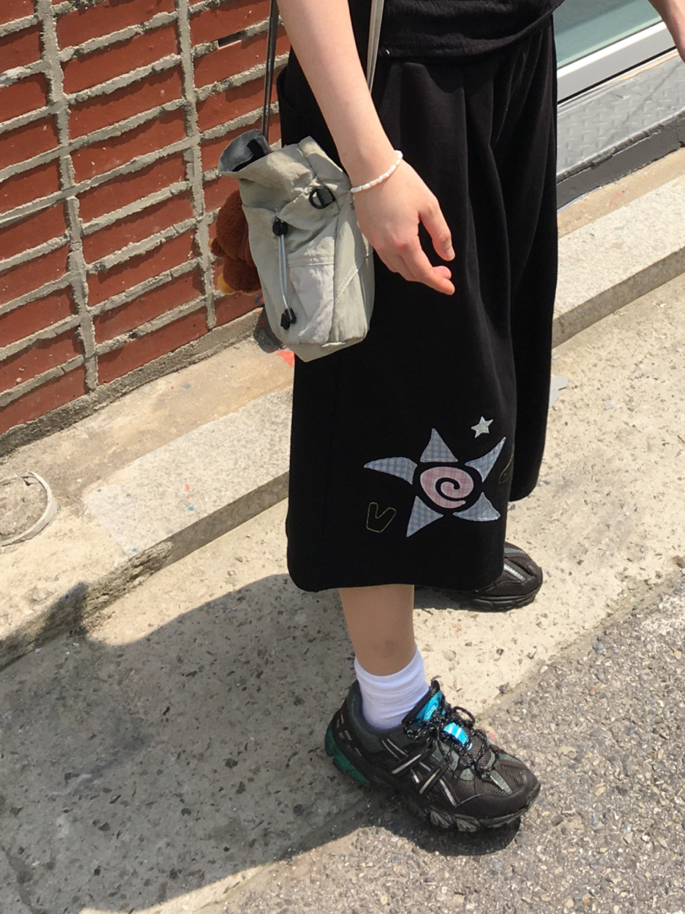 (W) Asics x Matin Kim Gel-Sonoma 15-50 Black Pure Silver, Sansan Gear Cross Bag Warm Grey - 24SS 착용 스타일 - 4