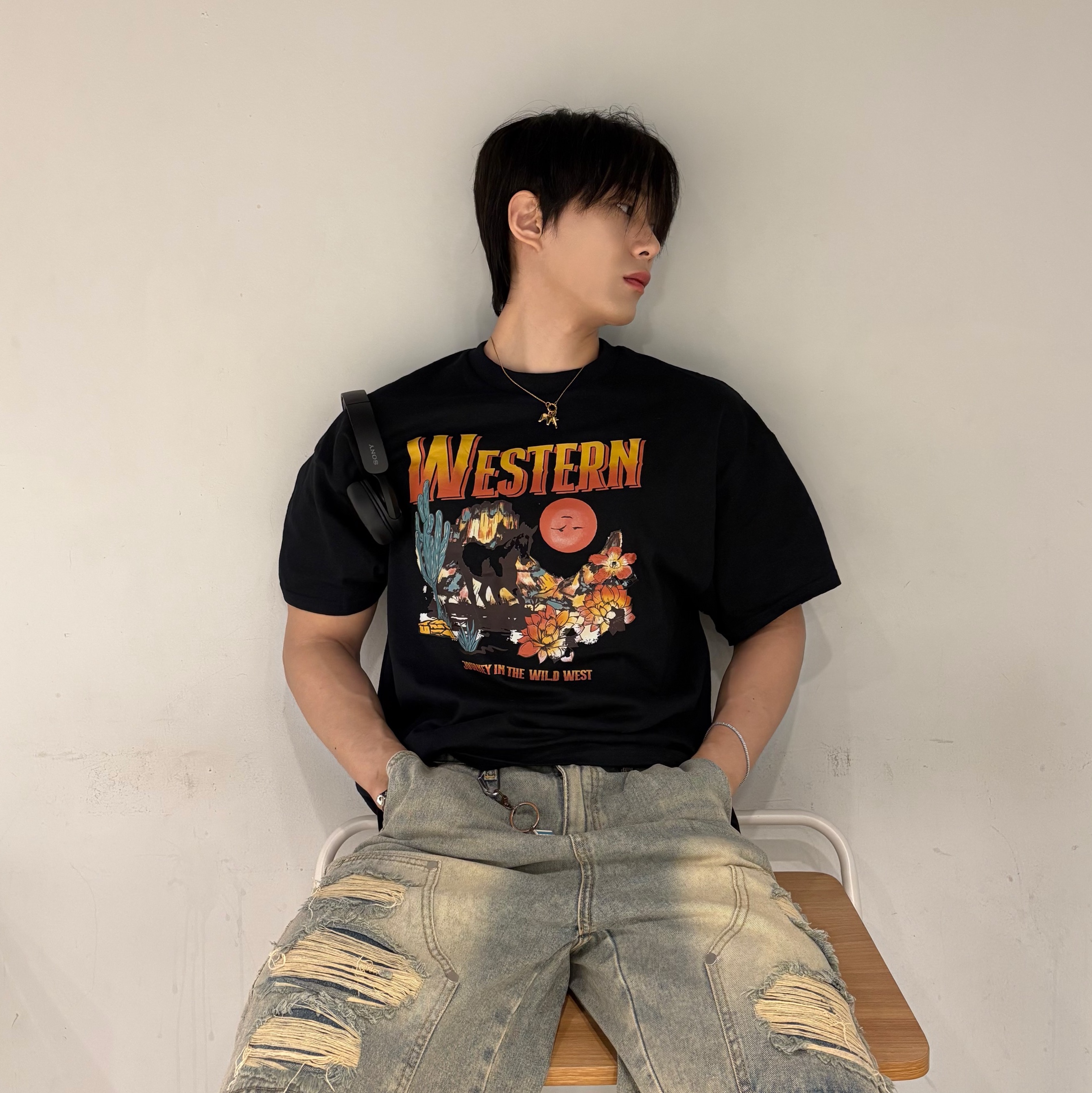 Gildan X American Collection Western T-Shirt Black 착용 스타일 - 2