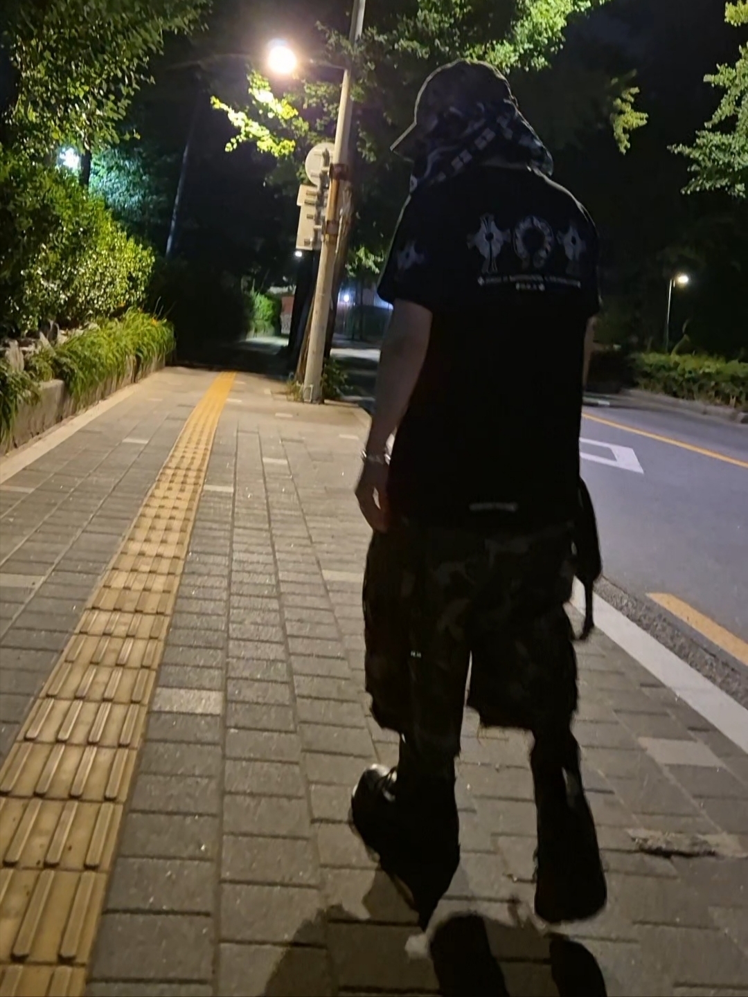 Undermycar Mu.47 Anti Fxxking Logo Play Big Cargo Camo Shorts Camo Mocha 착용 스타일 - 3